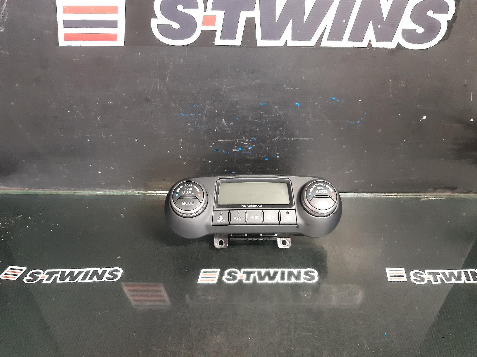 Used auto part listing image: 2014 HYUNDAI IX35 HEATER AC CONTROLS LM SERIES, CLIMATE CONTROL, WHITE PLUG TYPE, 11/09-01/16 0000373270