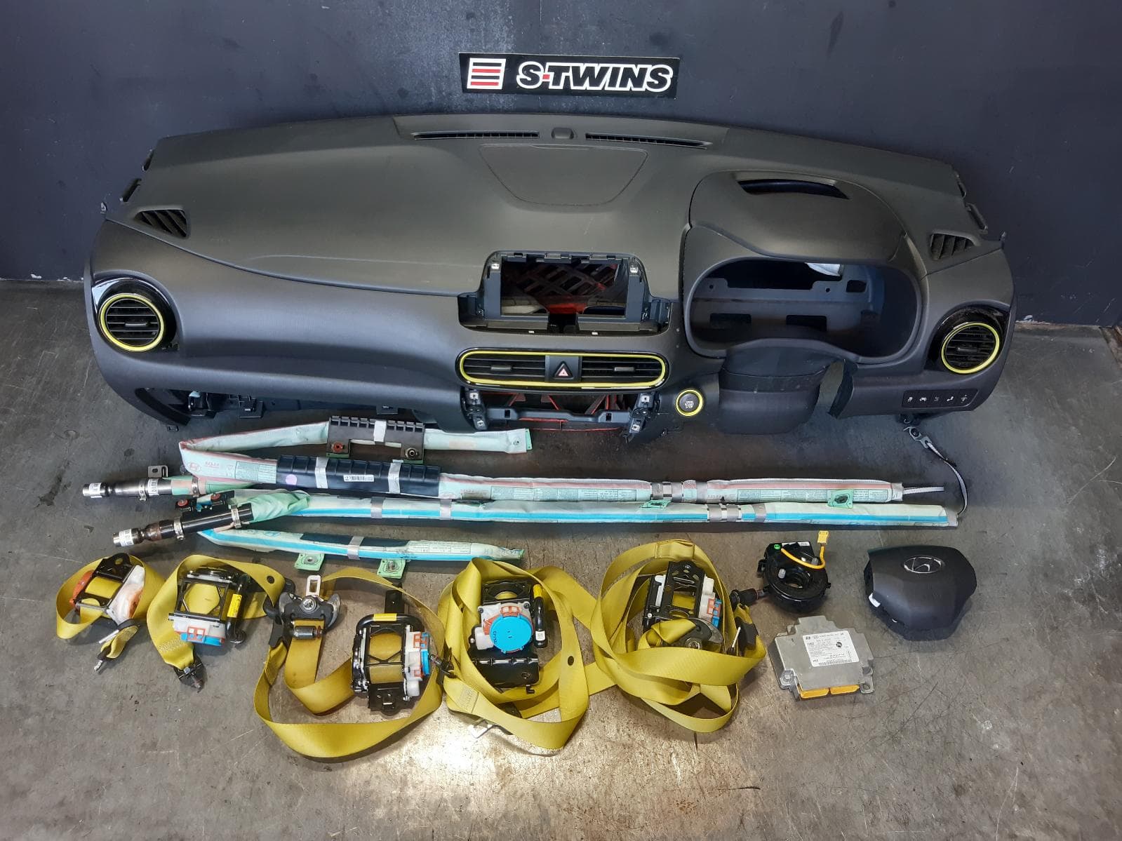 Used auto part listing image: 2018 HYUNDAI KONA AIRBAG ASSEMBLY DUAL AIRBAG ASSY, OS, 09/17-07/23 0000375017