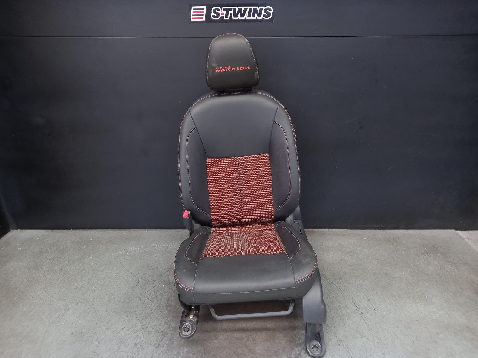 Used auto part listing image: 2020 NISSAN NAVARA FRONT SEAT NP300, LH FRONT, LEATHER, BLACK W/ ORANGE, 04/19-11/20 0000373646