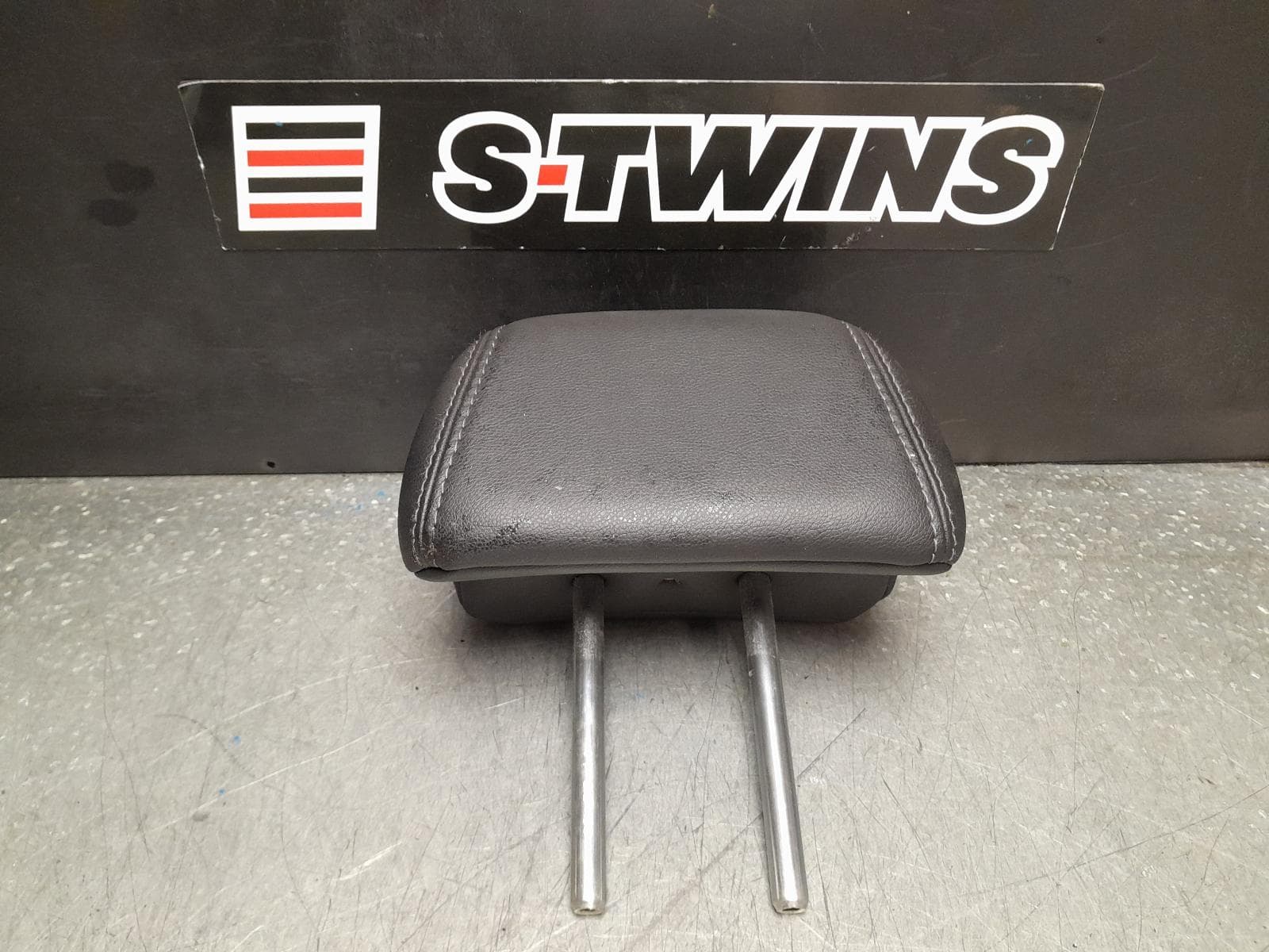 Used auto part listing image: 2014 NISSAN QASHQAI HEADREST J11, CENTRE REAR, LEATHER, 12/13-07/21 0000373795