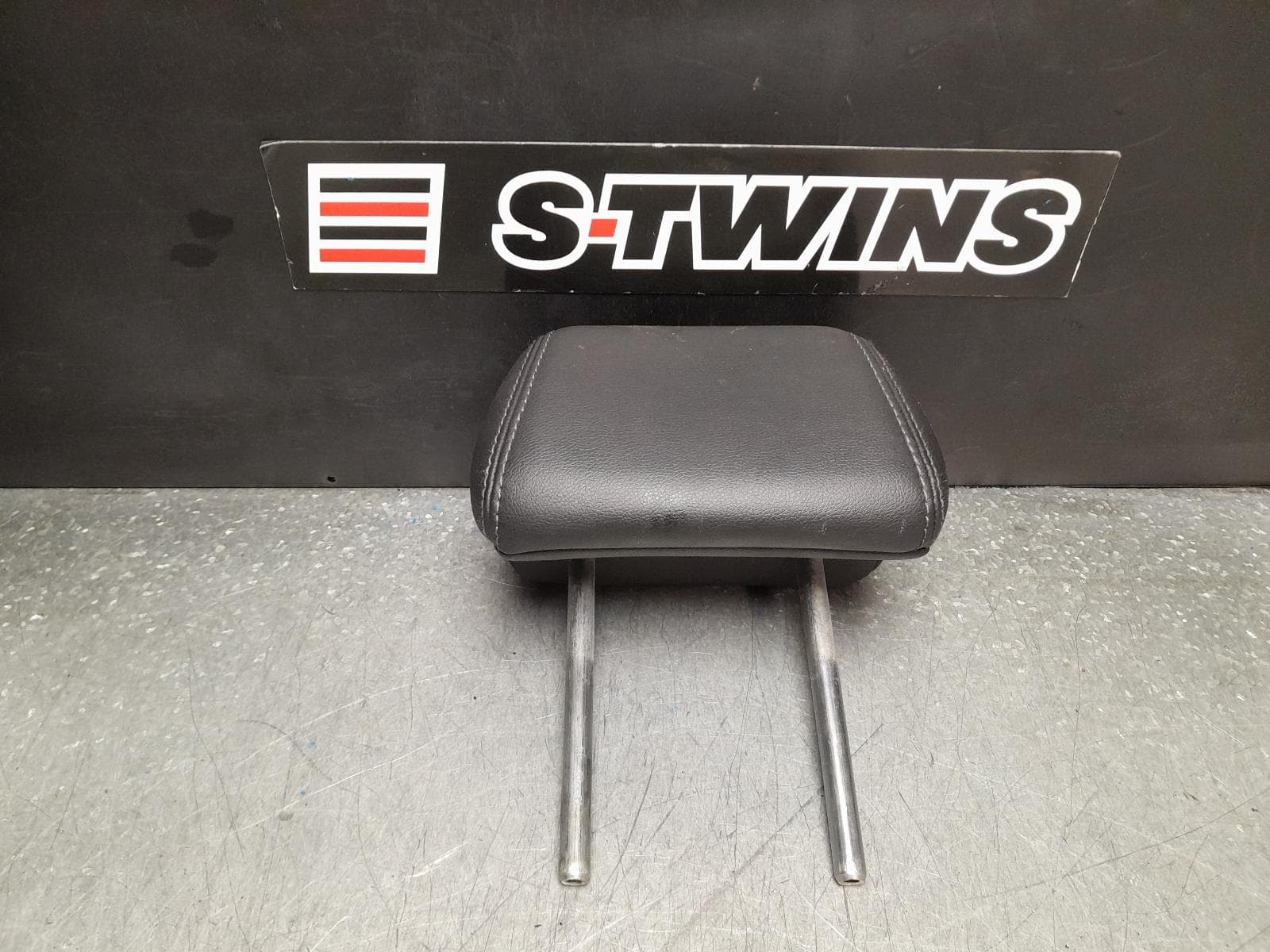 Used auto part listing image: 2014 NISSAN QASHQAI HEADREST J11, RH REAR, LEATHER, 12/13-07/21 0000373794