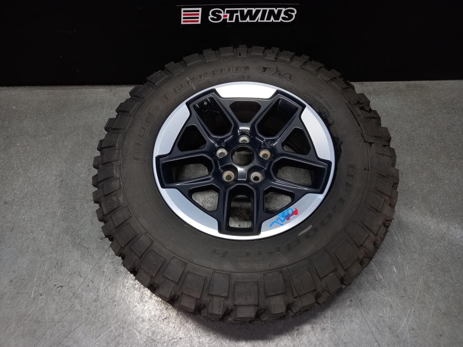 Used auto part listing image: 2022 JEEP WRANGLER WHEEL MAG FACTORY, 17X7.5IN, RUBICON, SILVER/BLACK, 5 Y SPOKE, JL, 08/18- 0000374028
