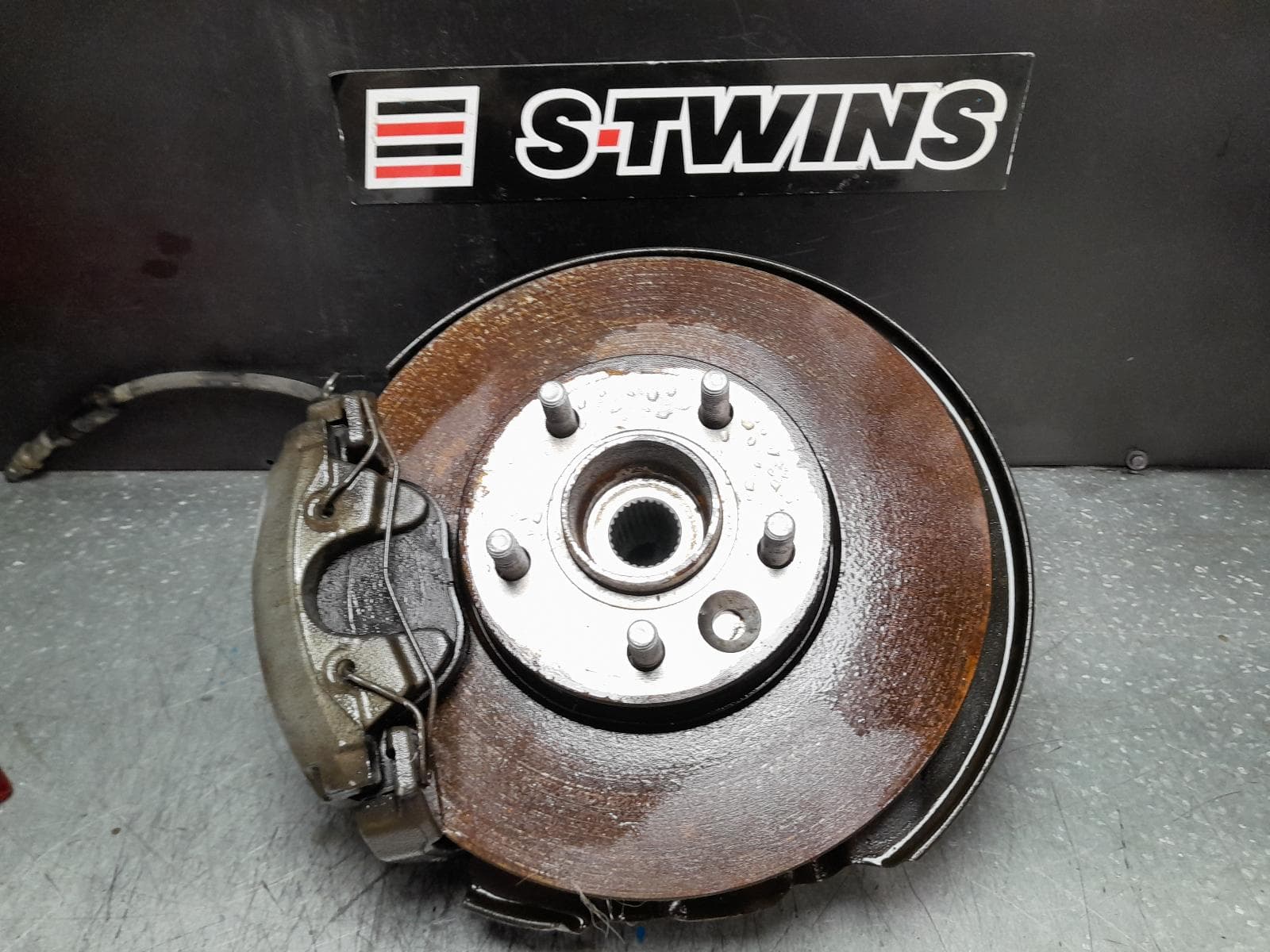 Used auto part listing image: 2014 FORD FOCUS LEFT FRONT HUB ASSEMBLY LW, PETROL, 05/11-08/15 0000373905