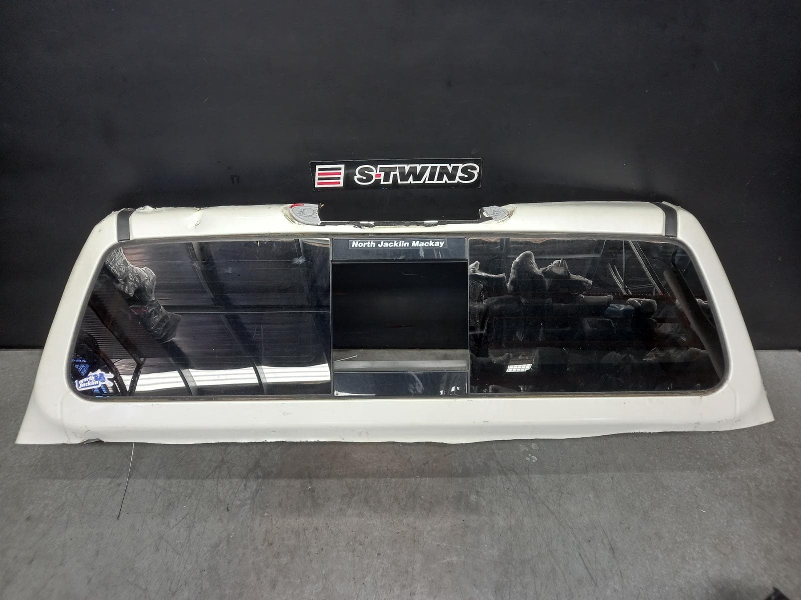 Used auto part listing image: 2020 NISSAN NAVARA REAR TAILGATE GLASS NP300, REAR SCREEN GLASS, W/ POWER SLIDING TYPE, DUAL CAB, 04/15- 0000374381