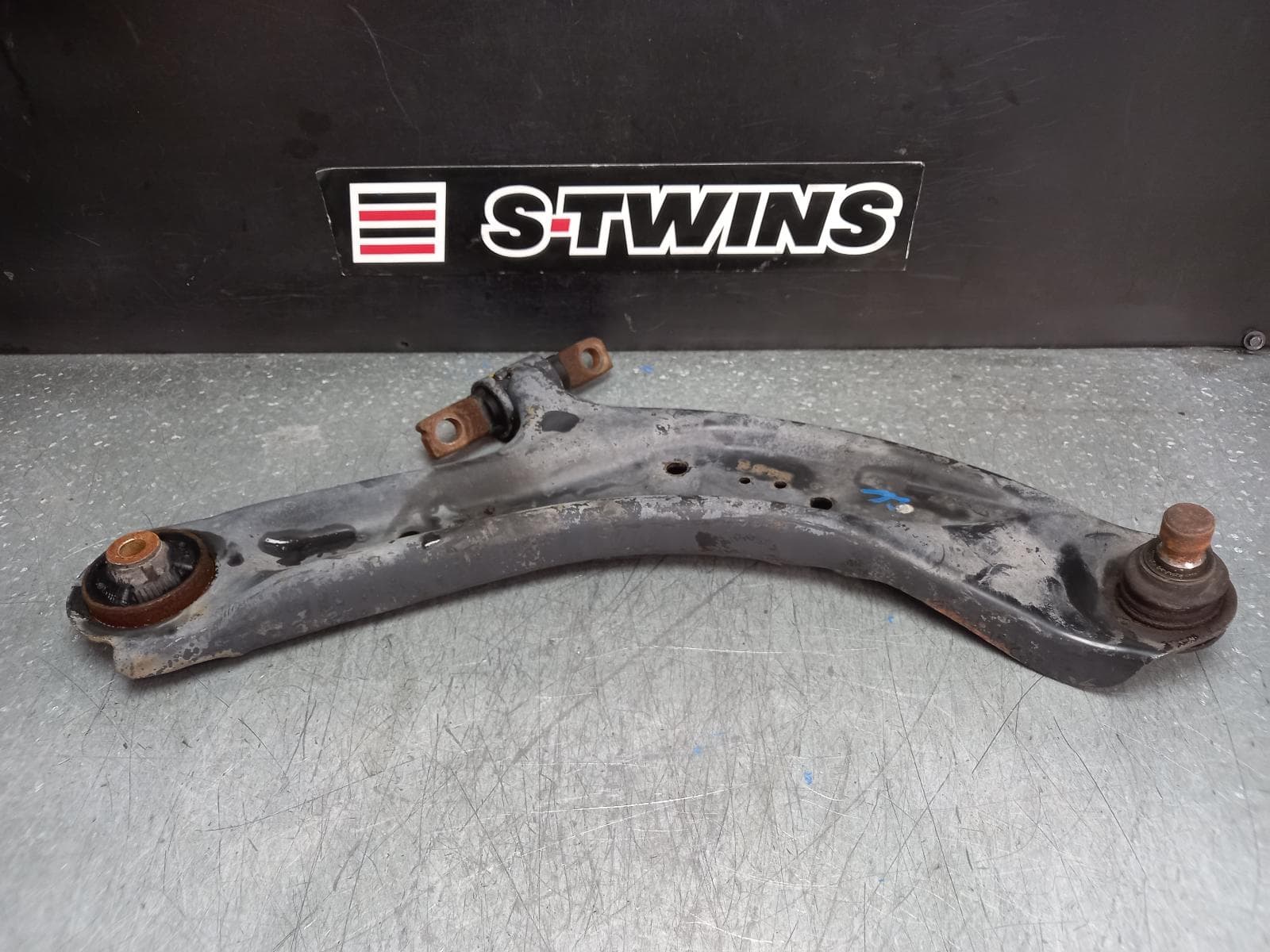 Used auto part listing image: 2018 NISSAN XTRAIL RIGHT FRONT LOWER CONTROL ARM T32, 02/14-07/22 0000374572