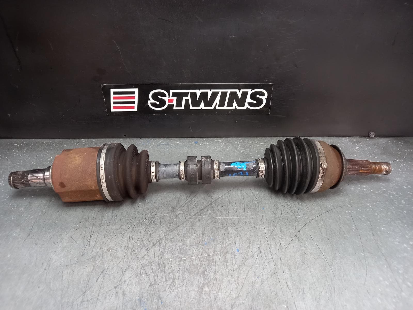 Used auto part listing image: 2018 NISSAN XTRAIL LEFT DRIVESHAFT FRONT, AUTO T/M, DIESEL, 2.0, AWD, T32, 02/17-07/22 0000374570