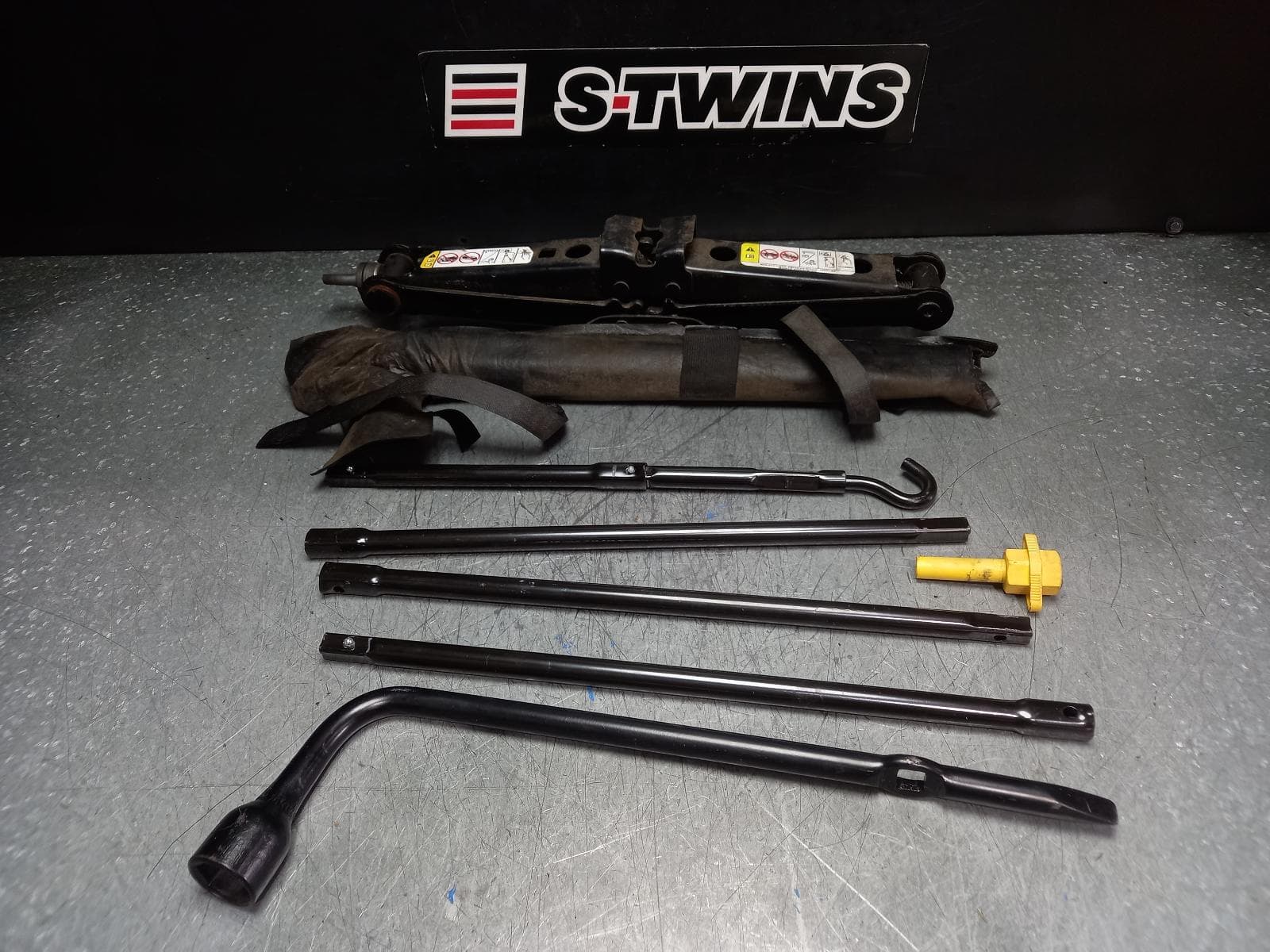 Used auto part listing image: 2022 RAM 1500 JACK TOOL KIT DT, 12/20- 0000374511