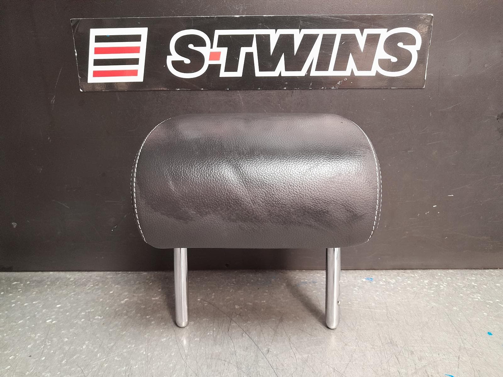Used auto part listing image: 2018 LAND ROVER RANGEROVER VELAR HEADREST L560, CENTRE REAR, LEATHER, BLACK, 05/17- 0000374735