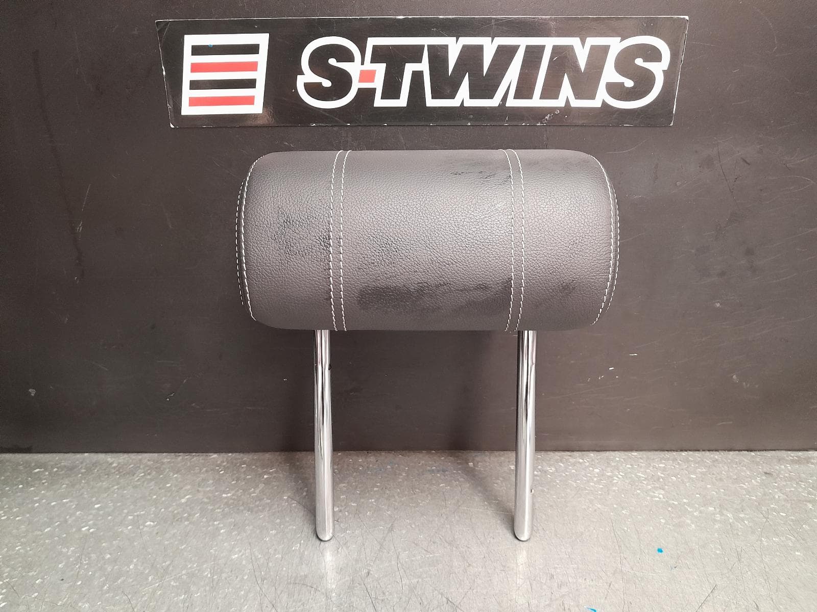 Used auto part listing image: 2018 LAND ROVER RANGEROVER VELAR HEADREST L560, LH REAR, LEATHER, BLACK, 05/17- 0000374736
