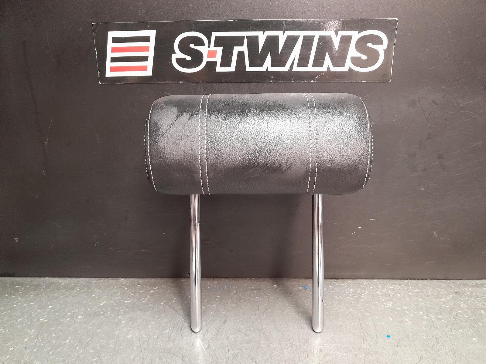 Used auto part listing image: 2018 LAND ROVER RANGEROVER VELAR HEADREST L560, RH REAR, LEATHER, BLACK, 05/17- 0000374737