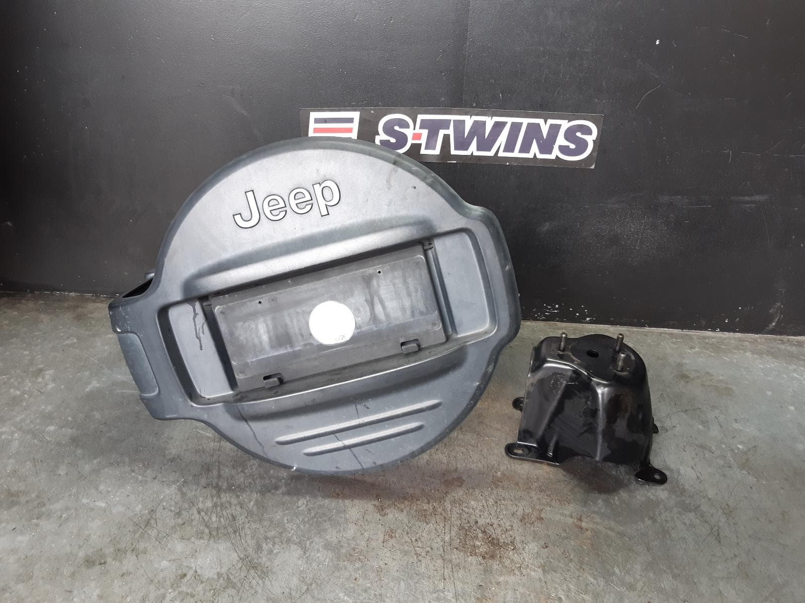 Used auto part listing image: 2005 JEEP CHEROKEE SPARE WHEEL CARRIER KJ, ON TAILGATE, 11/04-11/07 0000139975