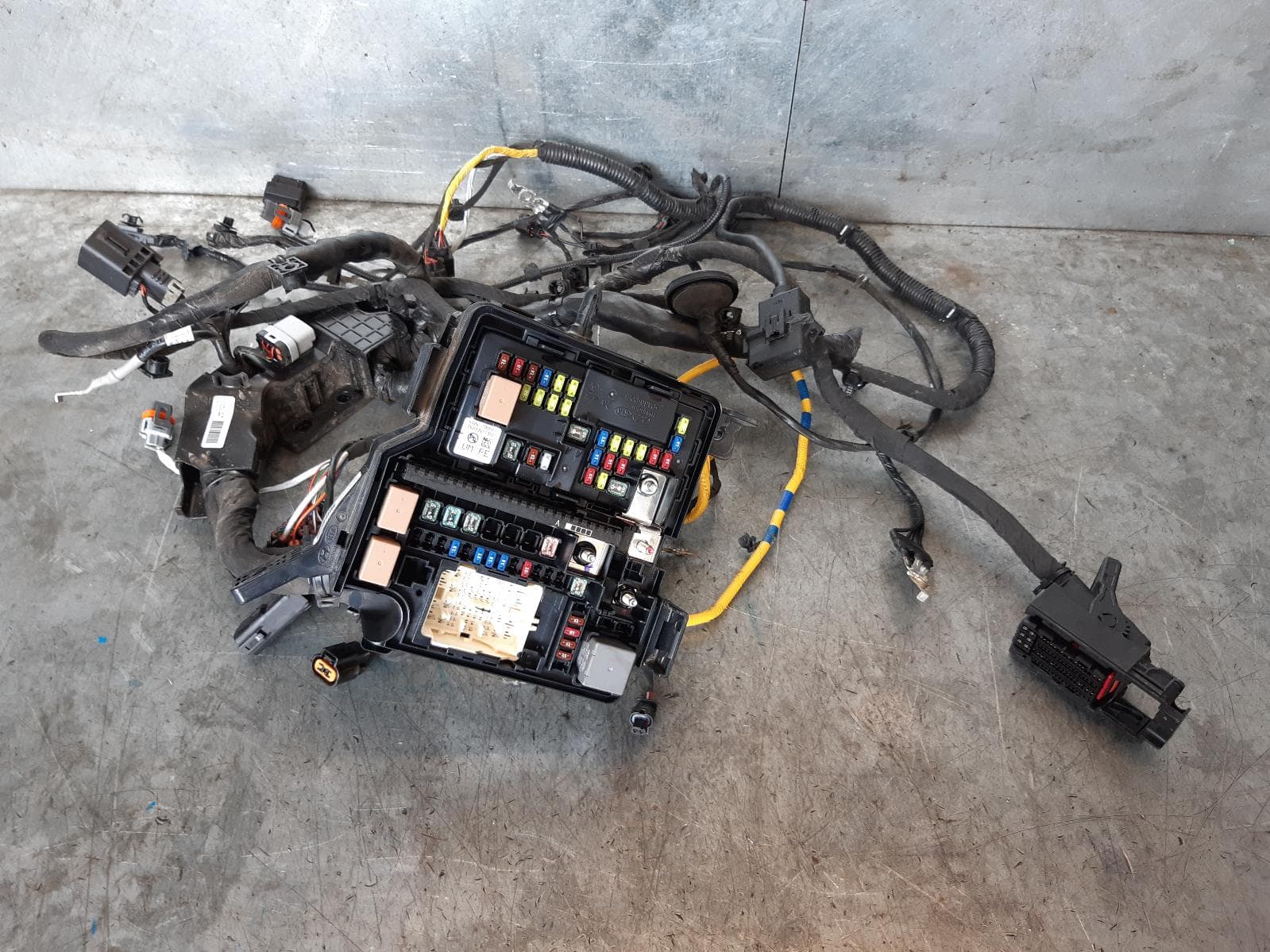 Used auto part listing image: 2019 KIA SORENTO FUSE BOX ENGINE BAY, PETROL, UM, 06/15-01/20 0000100922