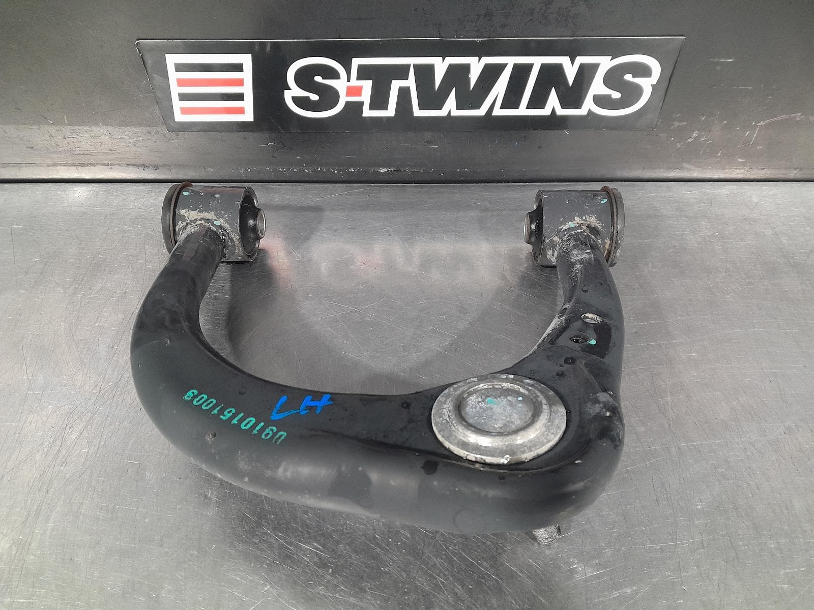 Used auto part listing image: 2015 TOYOTA HILUX LEFT FRONT UPPER CONTROL ARM 2WD HI-RIDE/4WD, 03/05- 0000276509