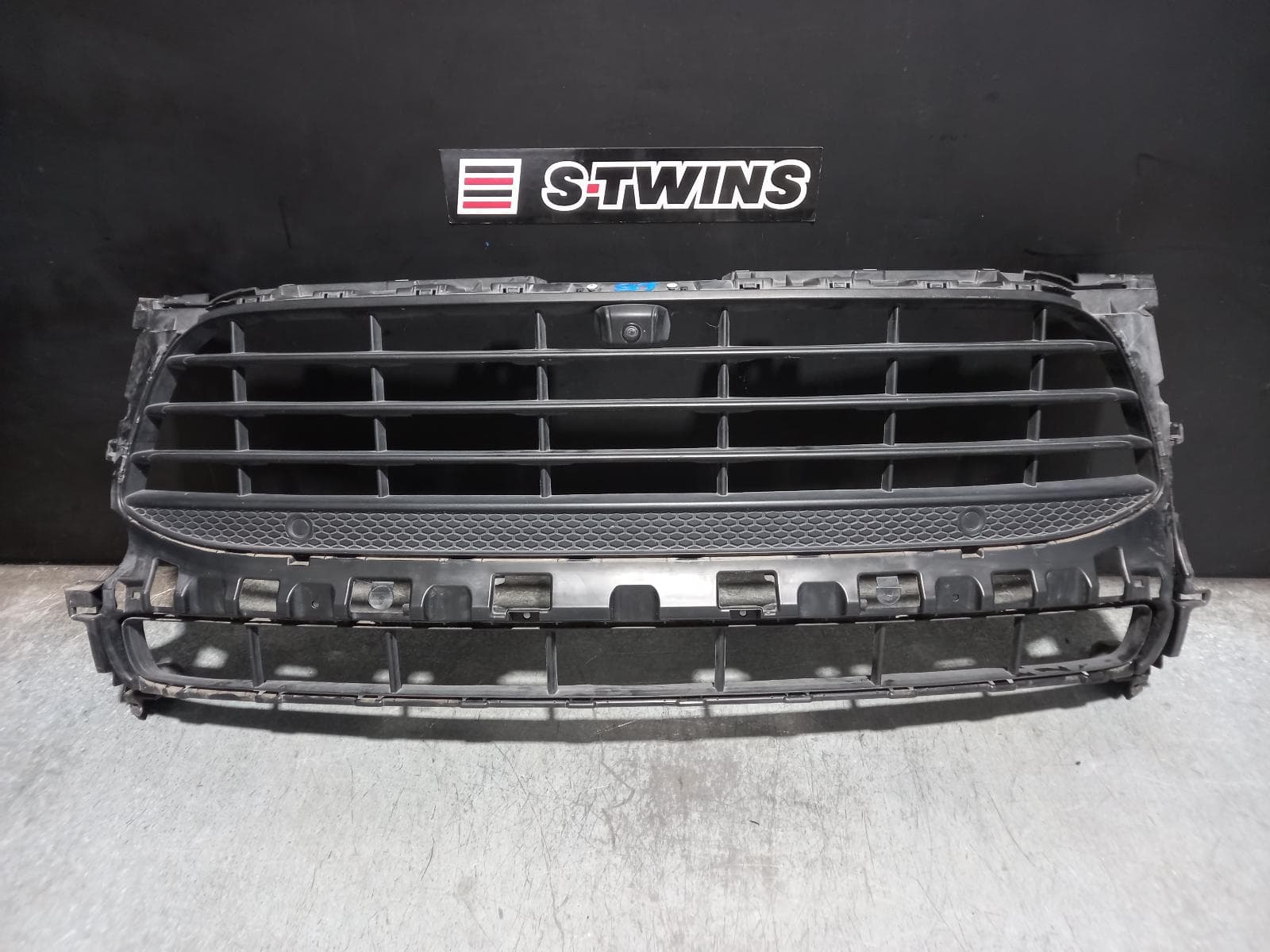 Used auto part listing image: 2019 PORSCHE MACAN GRILLE BUMPER GRILLE (CENTRE), STANDARD/S, 95B, 06/14-04/21 0000313052