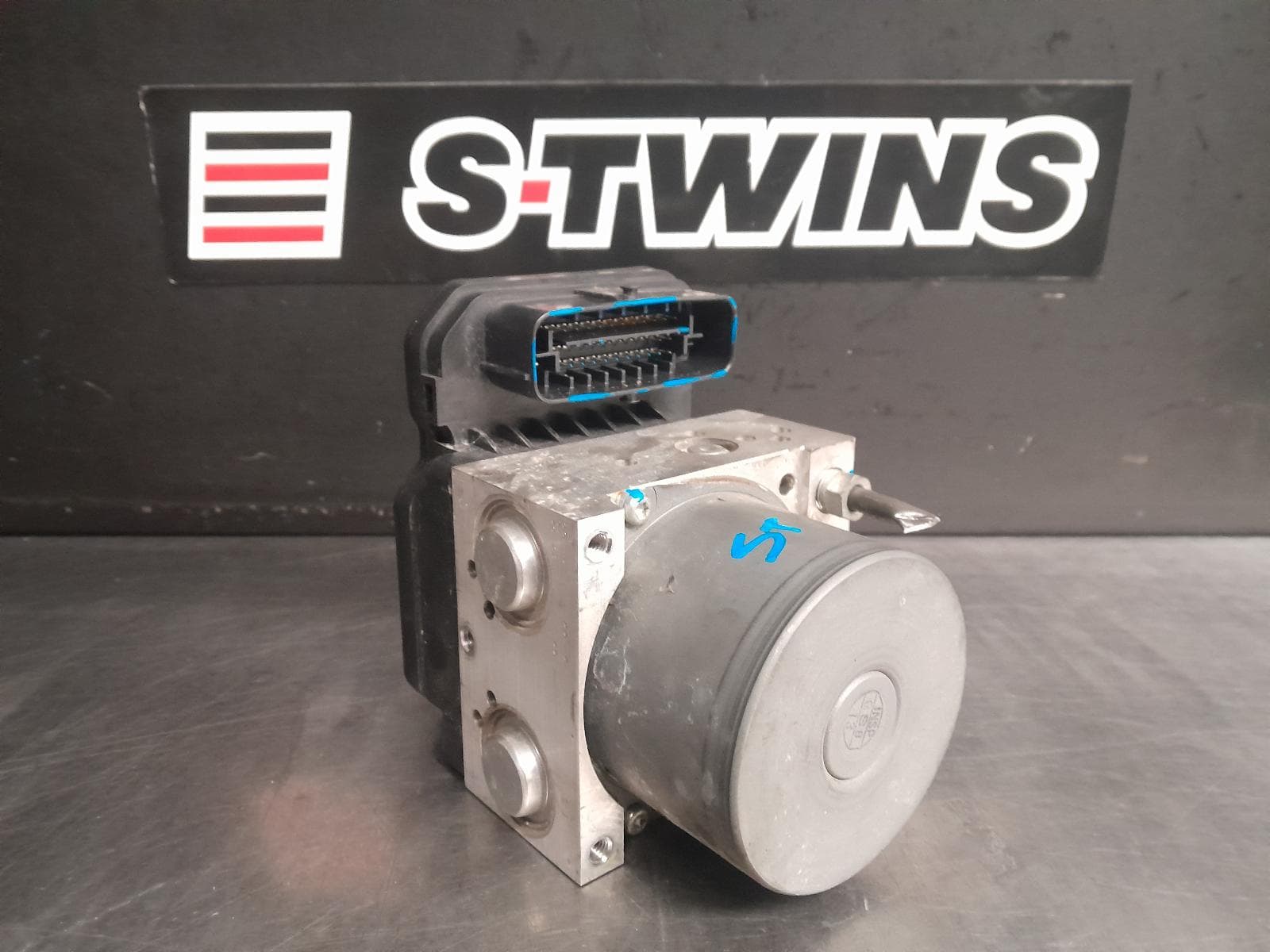 Used auto part listing image: 2015 TOYOTA HILUX ABS PUMP MODULATOR P/N 4405071480, 06/15- 0000276923