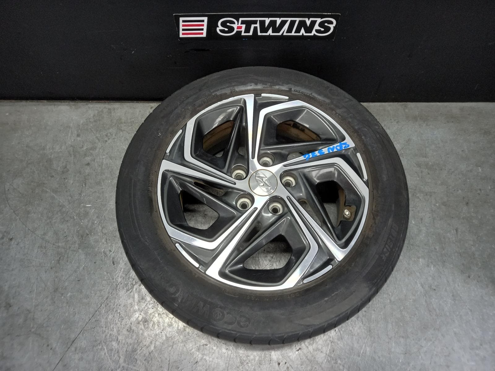 Used auto part listing image: 2020 HYUNDAI I30 WHEEL MAG FACTORY, 16X6.5IN, 5 V SPOKE, BI-COLOUR, PD, HATCH (S. KOREA VIN KMHH), 08/20-12/23 0000375938