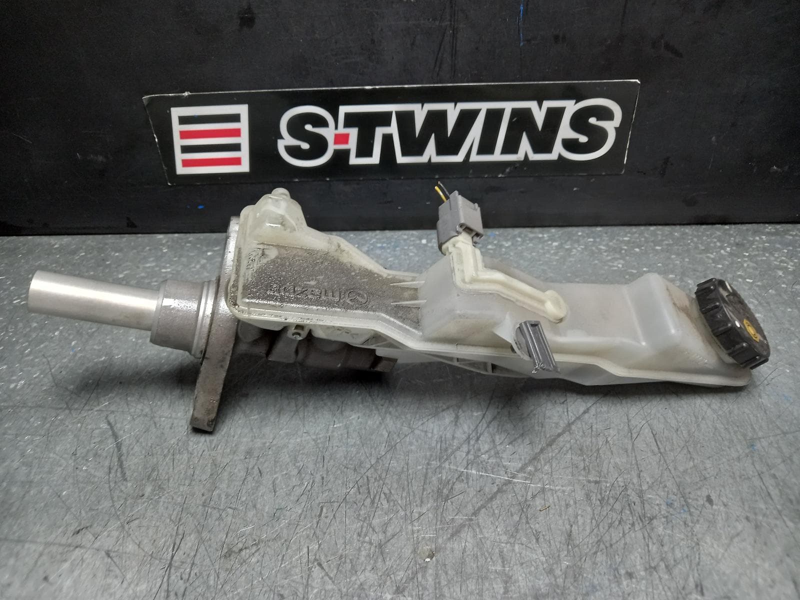 Used auto part listing image: 2017 MAZDA CX5 MASTER CYLINDER KF, 02/17- 0000375888