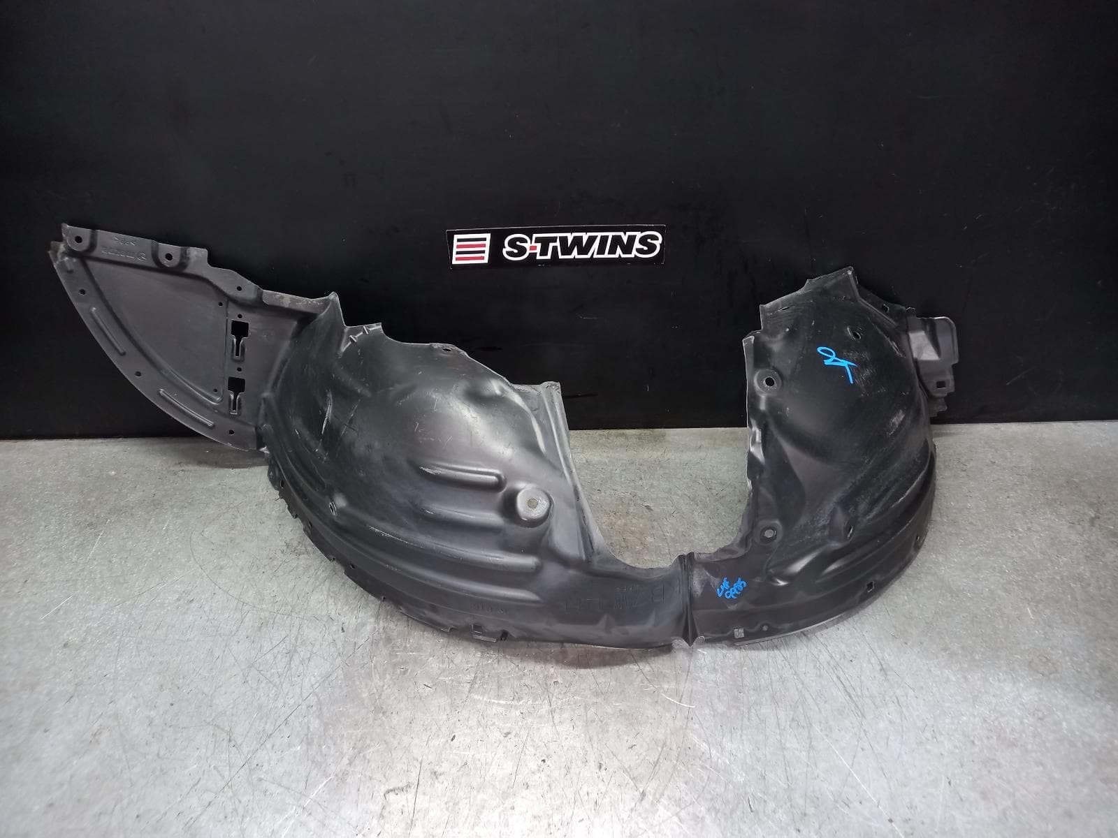 Used auto part listing image: 2017 MAZDA CX5 LEFT GUARD LINER FRONT, KF, 02/17-08/21 0000375894