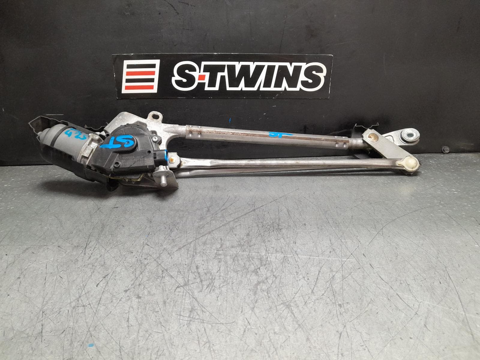 Used auto part listing image: 2012 TOYOTA RAV4 WIPER MOTOR FRONT, ACA33/ACA38, 11/05-11/12 0000376267