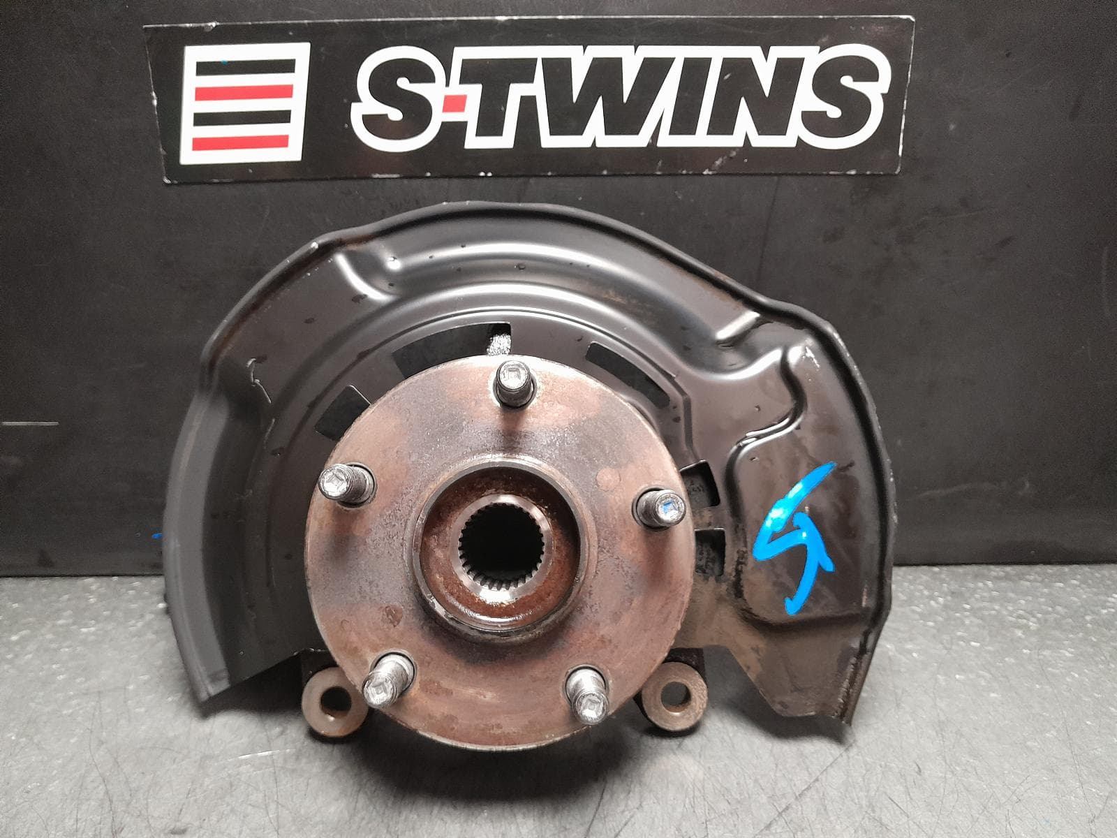 Used auto part listing image: 2012 TOYOTA RAV4 LEFT FRONT HUB ASSEMBLY ACA33, 3.5, 2GR-FE, 08/07-11/12 0000376277