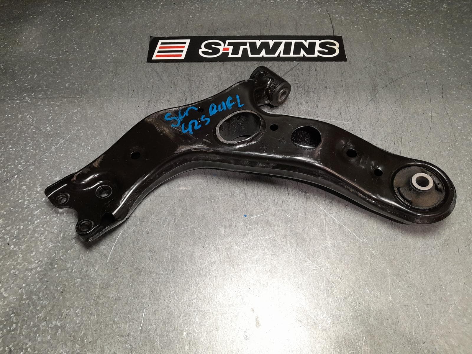 Used auto part listing image: 2012 TOYOTA RAV4 RIGHT FRONT LOWER CONTROL ARM 3.5L V6, 2GR-FE, ACA33, 08/07-11/12 0000376276