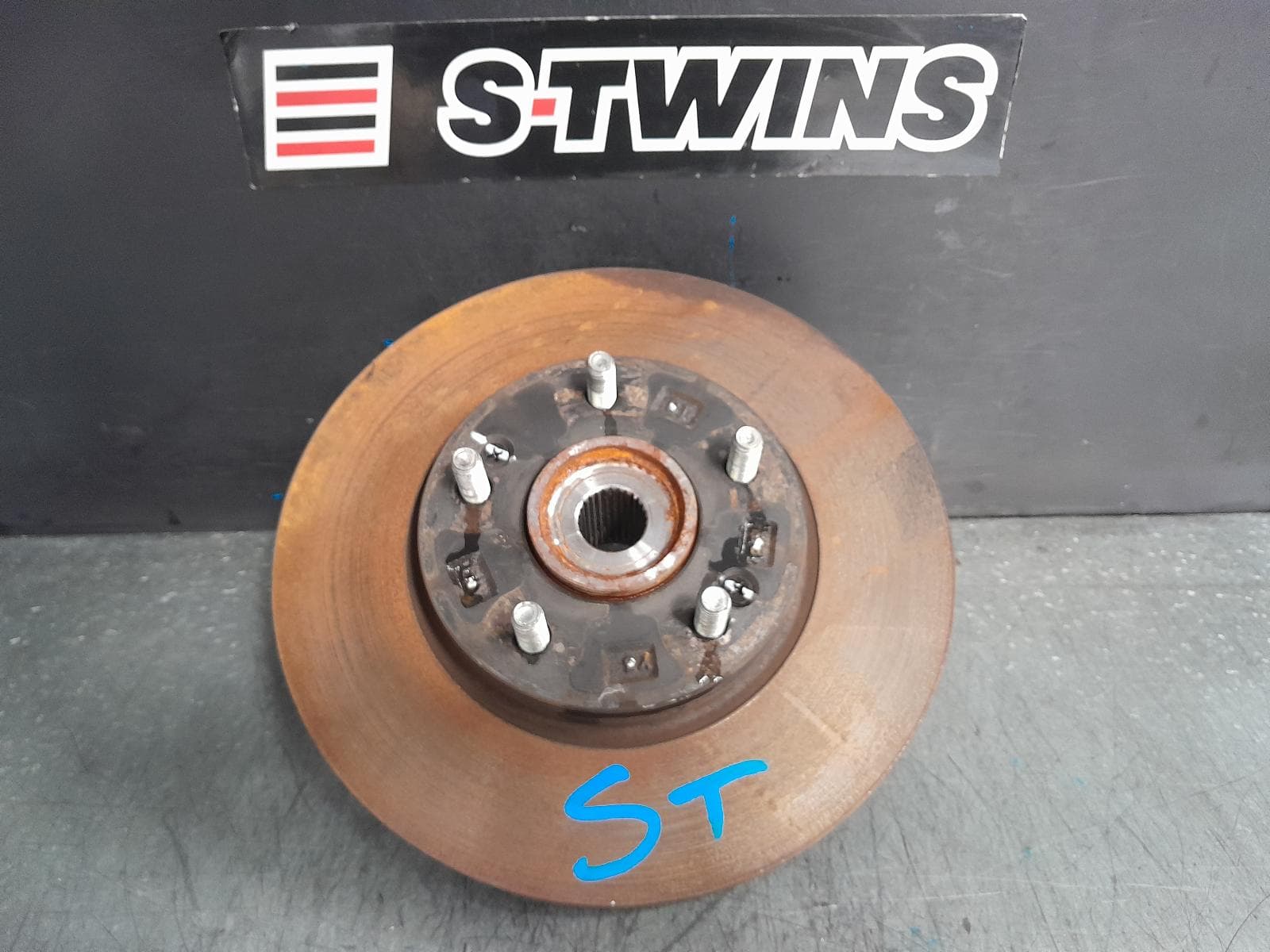 Used auto part listing image: 2015 HYUNDAI I30 LEFT FRONT HUB ASSEMBLY GD, 5DR HATCH, 03/12-04/17 0000375821