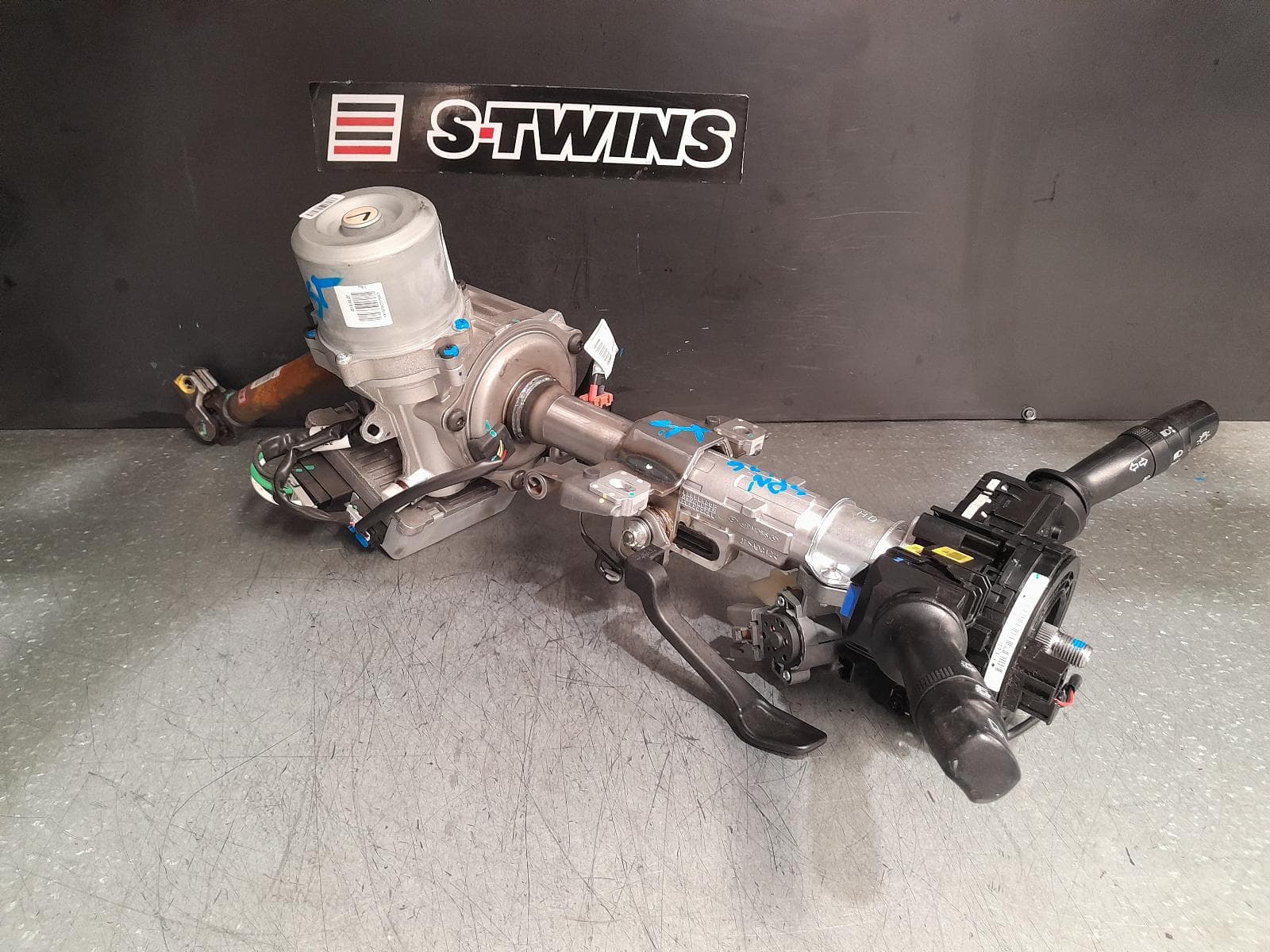 Used auto part listing image: 2015 HYUNDAI I30 STEERING COLUMN KM VIN TYPE, W/ KEY START TYPE, P/N 56300A5015, GD, 03/12-04/17 0000375824