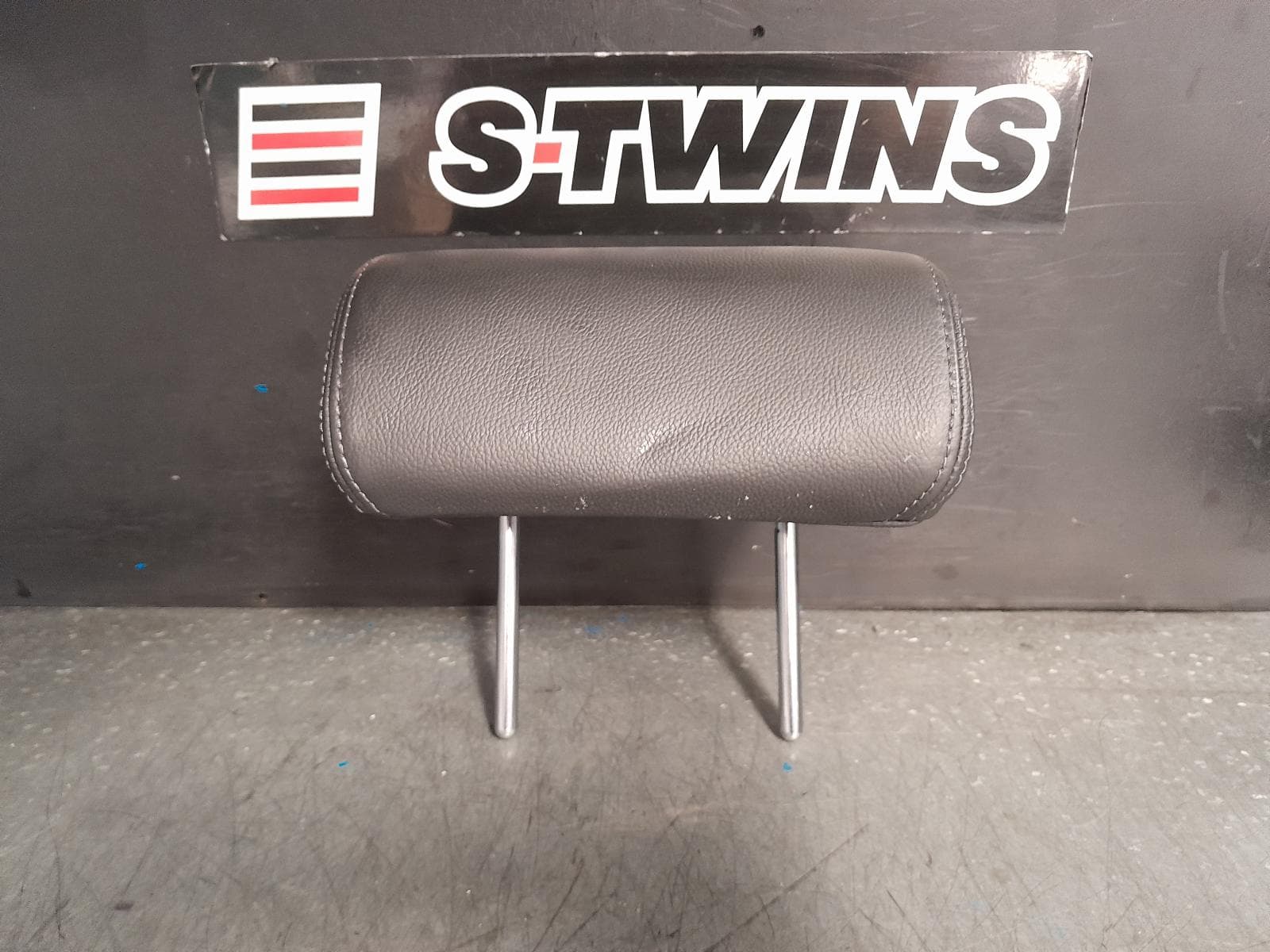 Used auto part listing image: 2015 HYUNDAI I30 HEADREST CENTRE REAR, LEATHER, GD, 05/12-02/17 0000375826