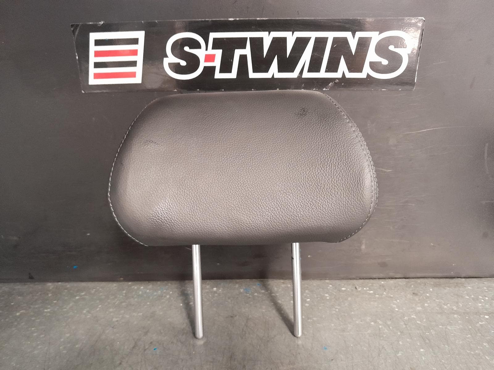 Used auto part listing image: 2015 HYUNDAI I30 HEADREST RH REAR, LEATHER, GD, 05/12-02/17 0000375827