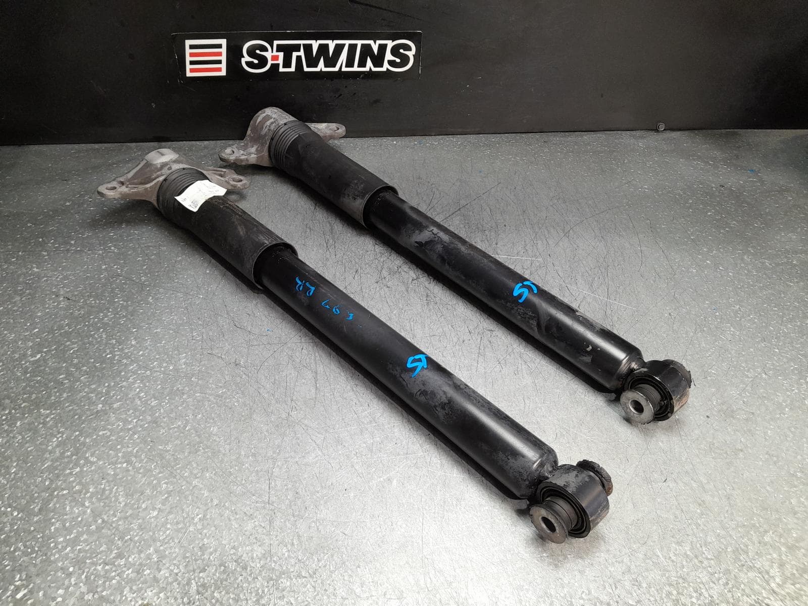 Used auto part listing image: 2018 LAND ROVER RANGEROVER VELAR SHOCK ABSORBER L560, 05/17- 0000375256