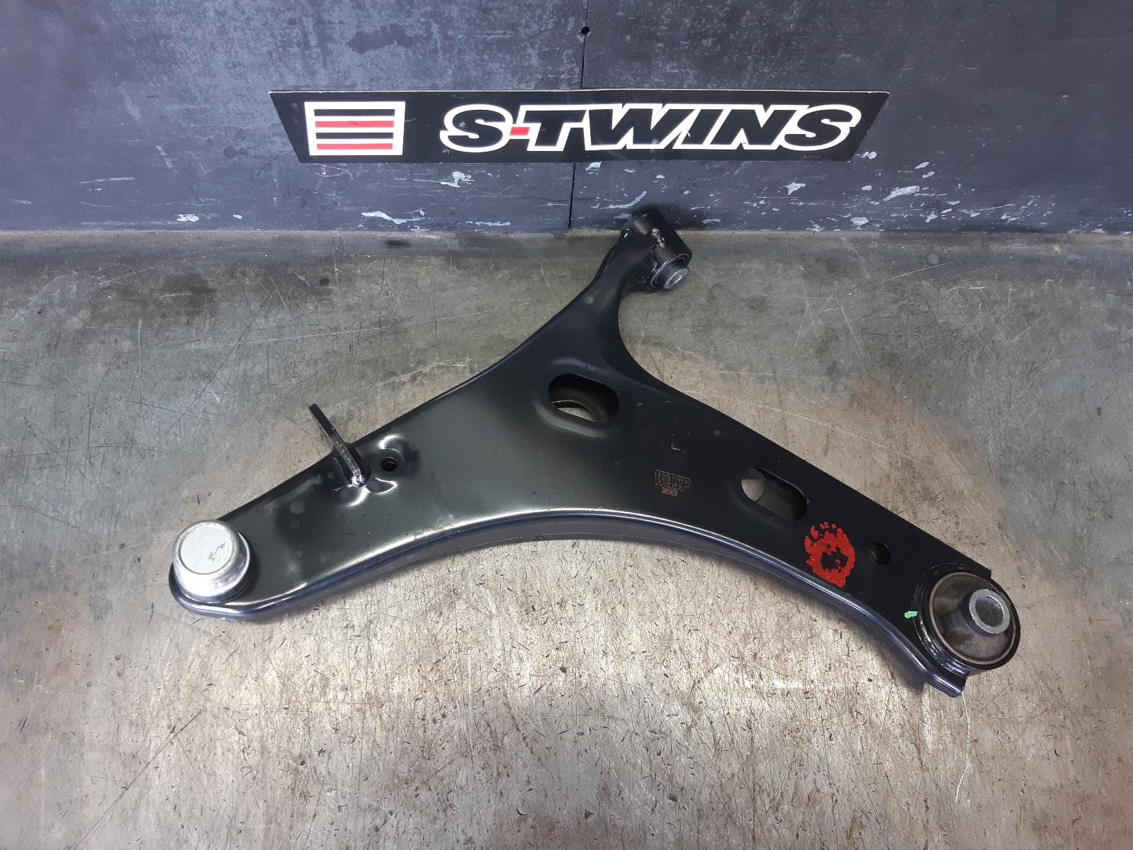 Used auto part listing image: 2013 SUBARU FORESTER LEFT FRONT LOWER CONTROL ARM SJ, STRAIGHT SWAY BAR BRACKET, W/ 2 HOLES TYPE, 12/12-08/18 0000376451