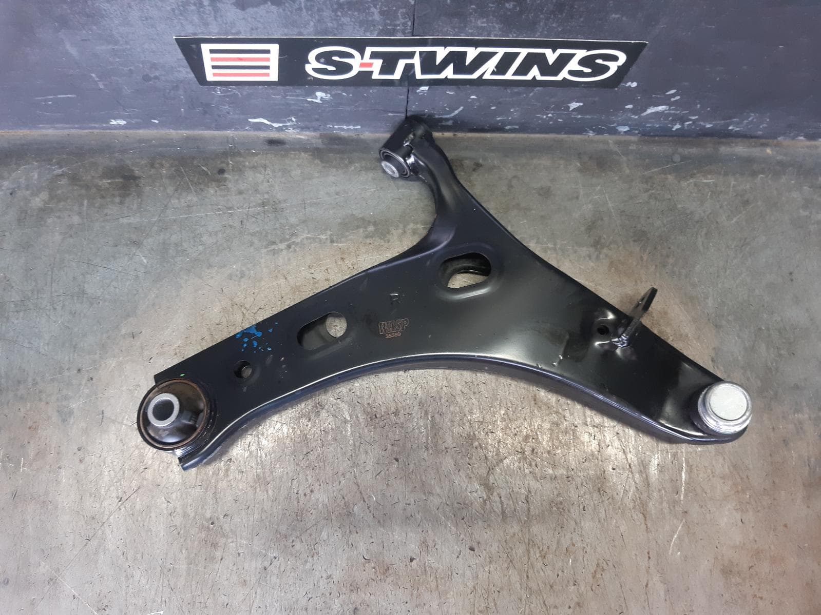 Used auto part listing image: 2013 SUBARU FORESTER RIGHT FRONT LOWER CONTROL ARM SJ, STRAIGHT SWAY BAR BRACKET, W/ 2 HOLES TYPE, 12/12-08/18 0000376452