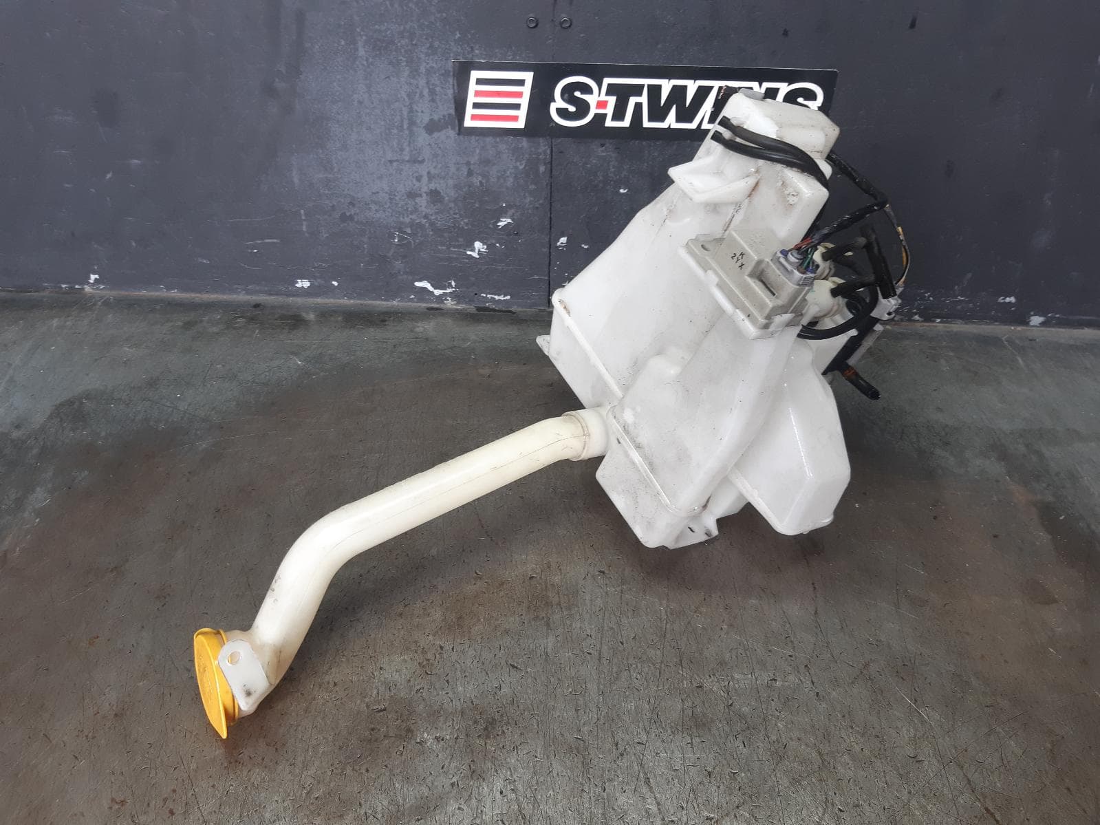 Used auto part listing image: 2013 SUBARU FORESTER WASHER BOTTLE SJ, W/ H/LAMP WASHER TYPE, 12/12-08/18 0000376055