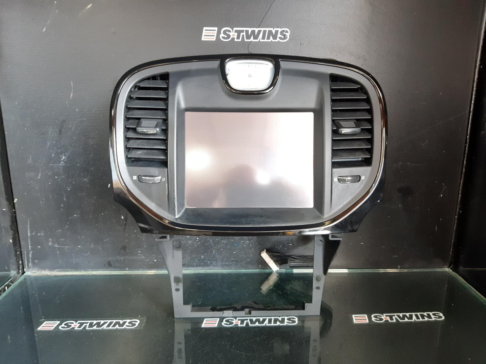Used auto part listing image: 2014 CHRYSLER 300C 8.4IN, TOUCH SCREEN, LX2, 12/11-12/14 0000188675