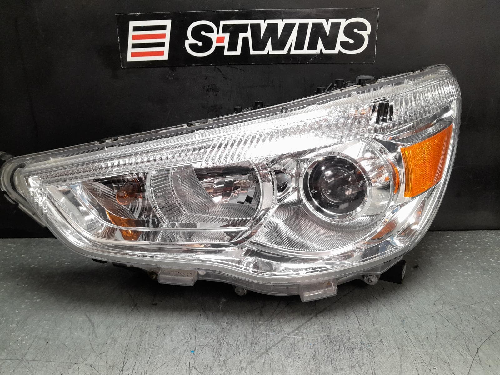 Used auto part listing image: 2015 MITSUBISHI ASX LEFT HEADLAMP XA-XC, HALOGEN, NON DAYTIME RUNNING LAMP TYPE, 05/10-05/19 0000376038