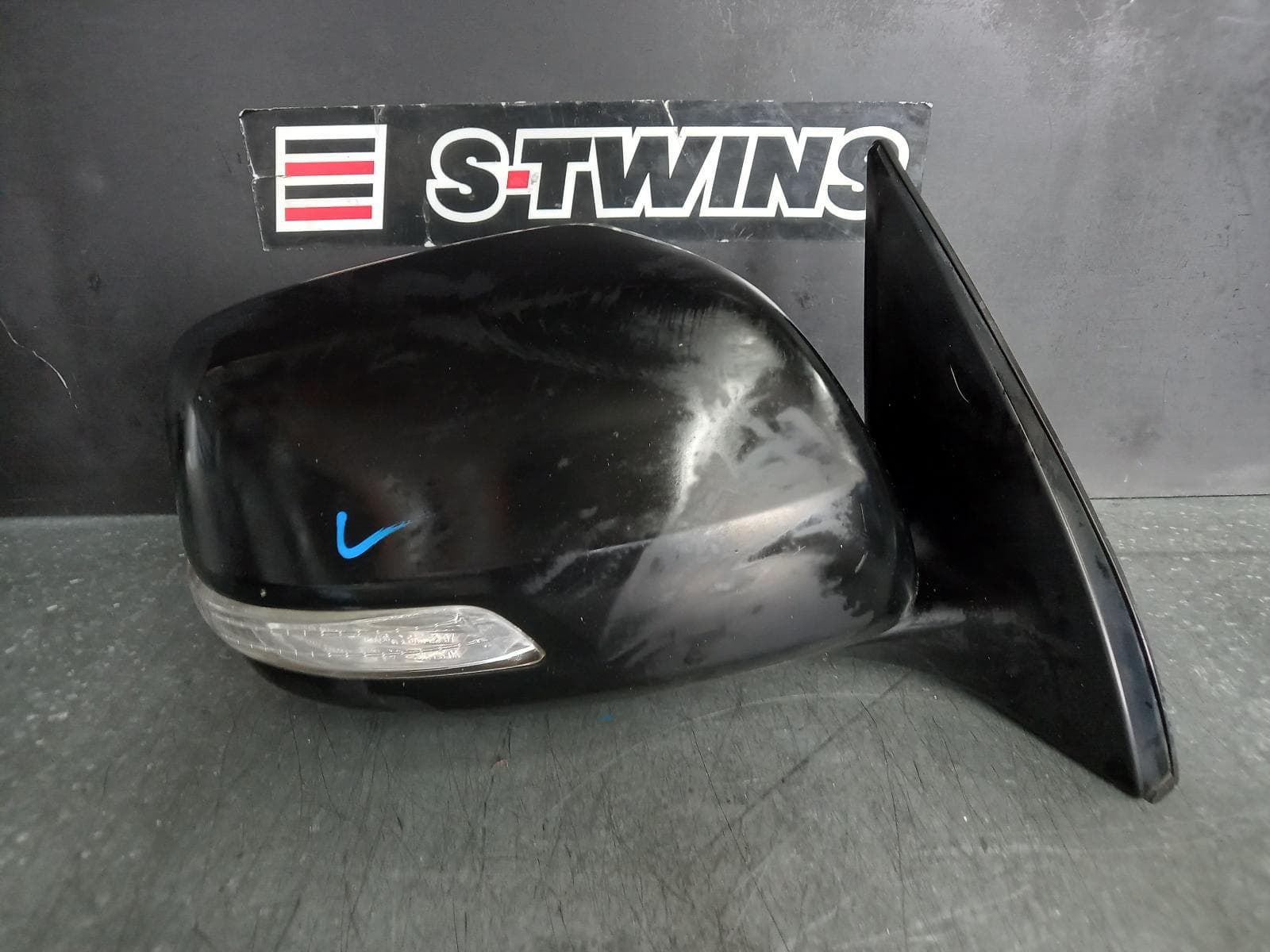 Used auto part listing image: 2010 TOYOTA PRADO RIGHT DOOR MIRROR 150 SERIES, ALTITUDE/KAKADU, HEATED, W/ COVER (BLACK), 08/09-10/11 0000334433