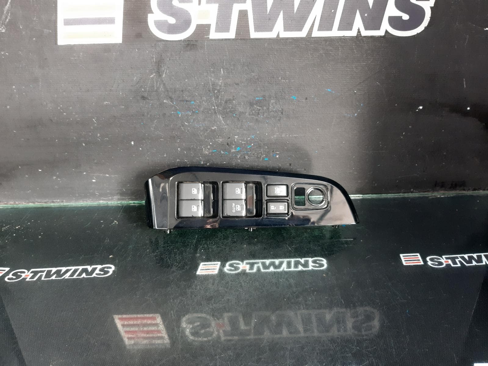 Used auto part listing image: 2016 SUBARU OUTBACK PWR DR WIND SWITCH RH FRONT (MASTER SWITCH), 6TH GEN, CHROME, AL21, 08/14-12/20 0000377180