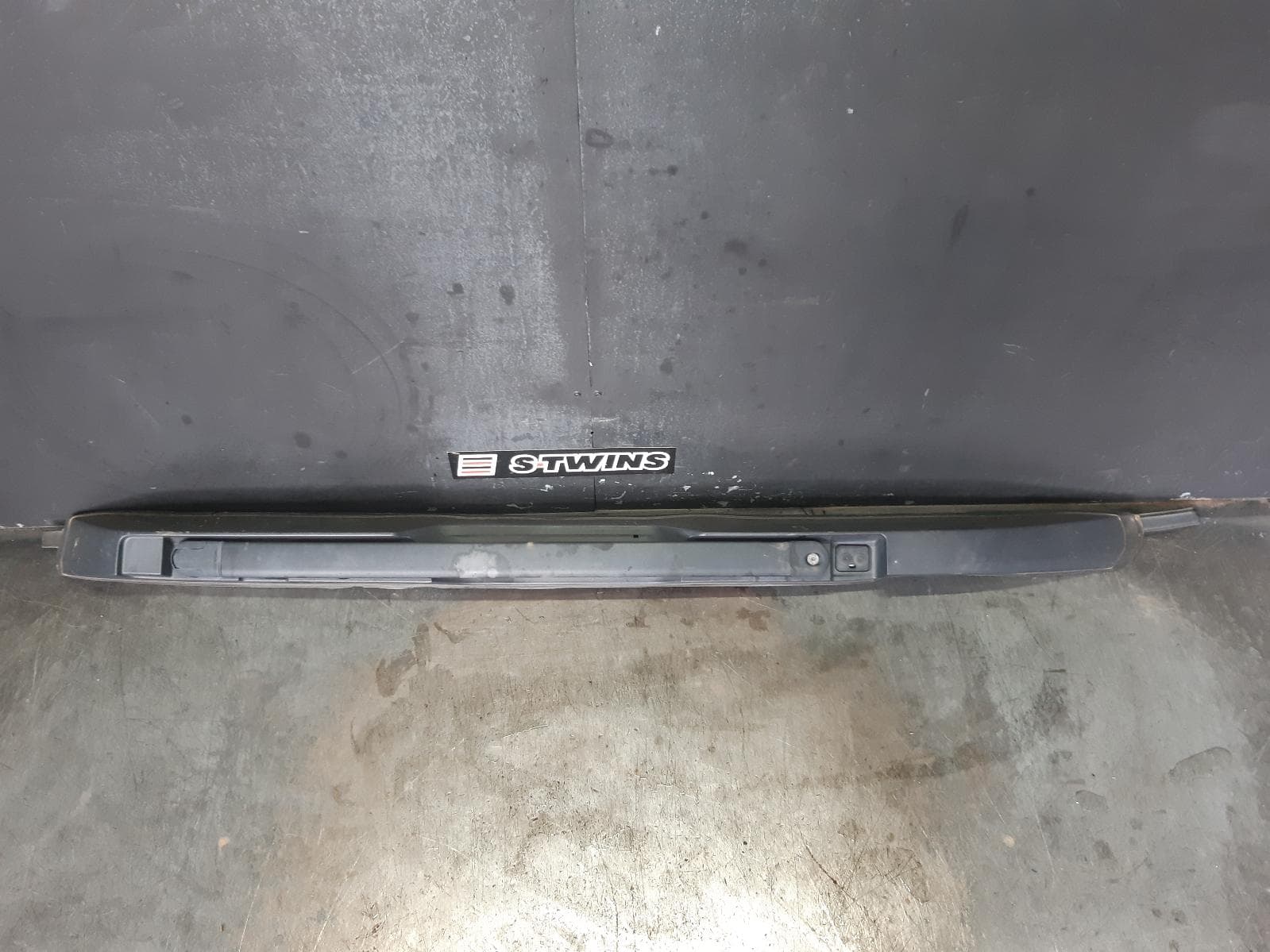 Used auto part listing image: 2016 SUBARU OUTBACK ROOF RACK BARS ROOF RAIL (LH SIDE), BLACK TYPE, 6TH GEN, 08/14-12/20 0000377187