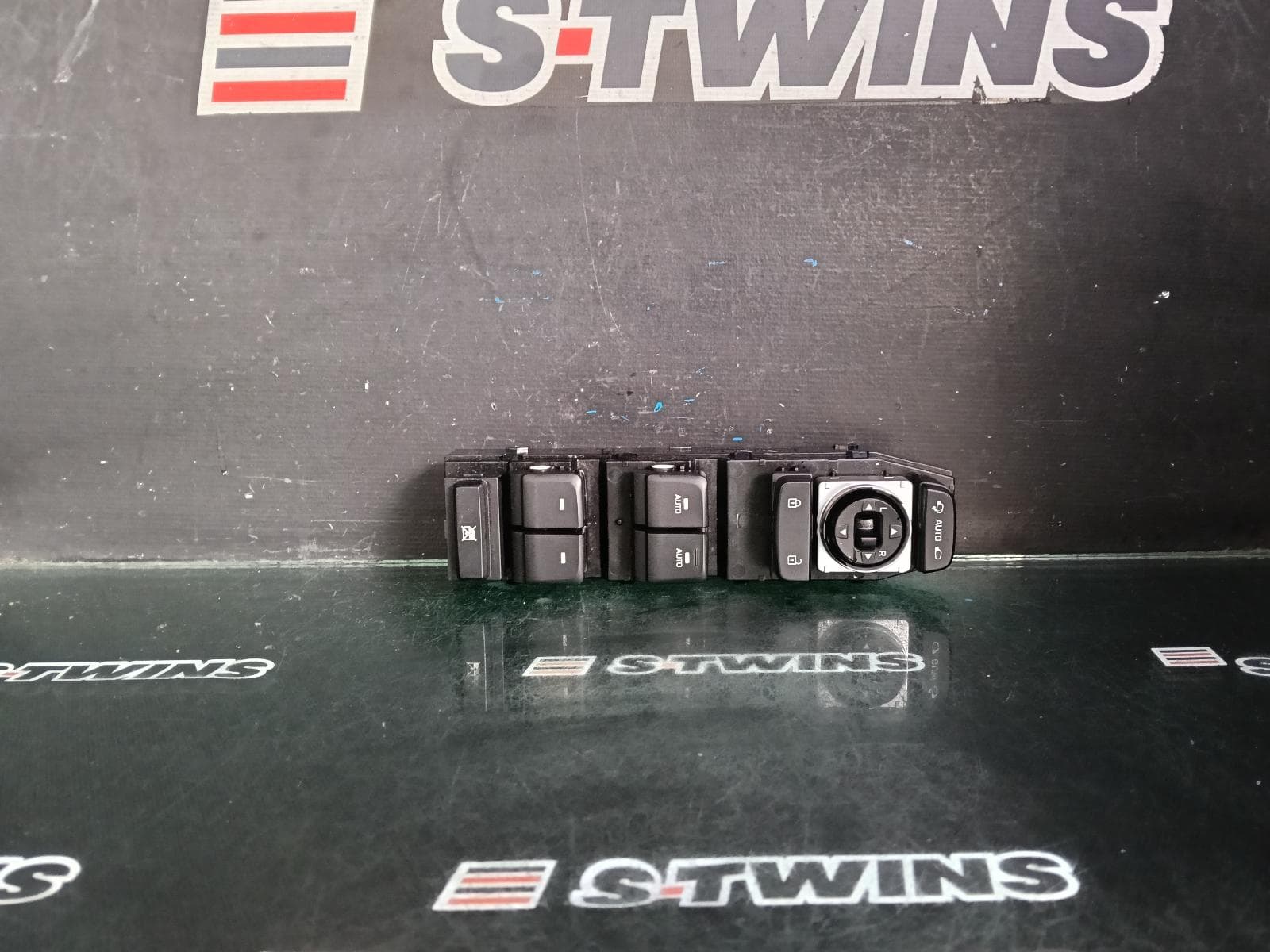 Used auto part listing image: 2018 HYUNDAI SONATA PWR DR WIND SWITCH RH FRONT (MASTER SWITCH), W/ MIRROR POWER FOLD TYPE, LF, 10/14-01/20 0000377809
