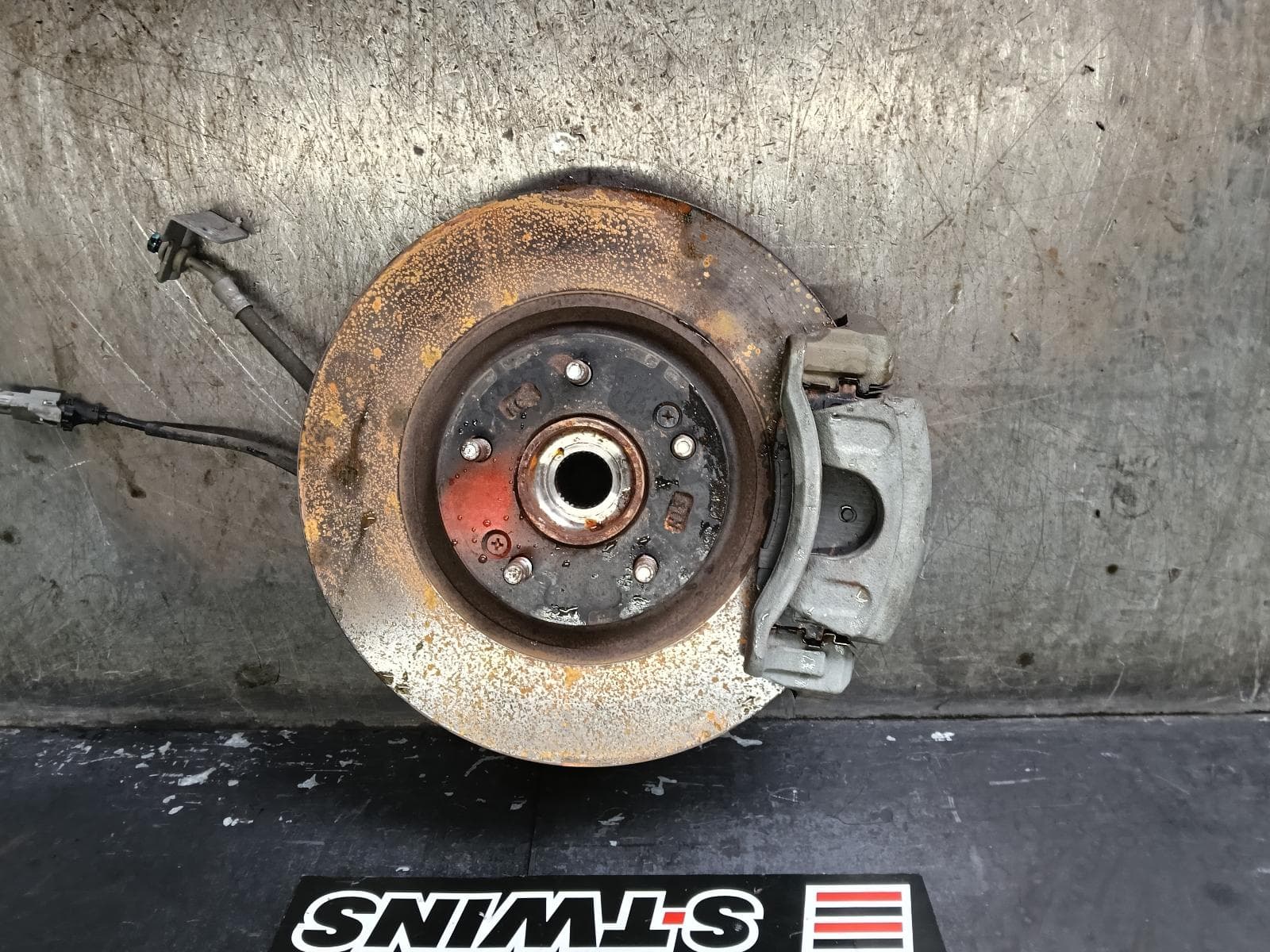 Used auto part listing image: 2018 HYUNDAI SONATA LEFT FRONT HUB ASSEMBLY LF, ALLOY KNUCKLE TYPE, 10/14-01/20 0000377823