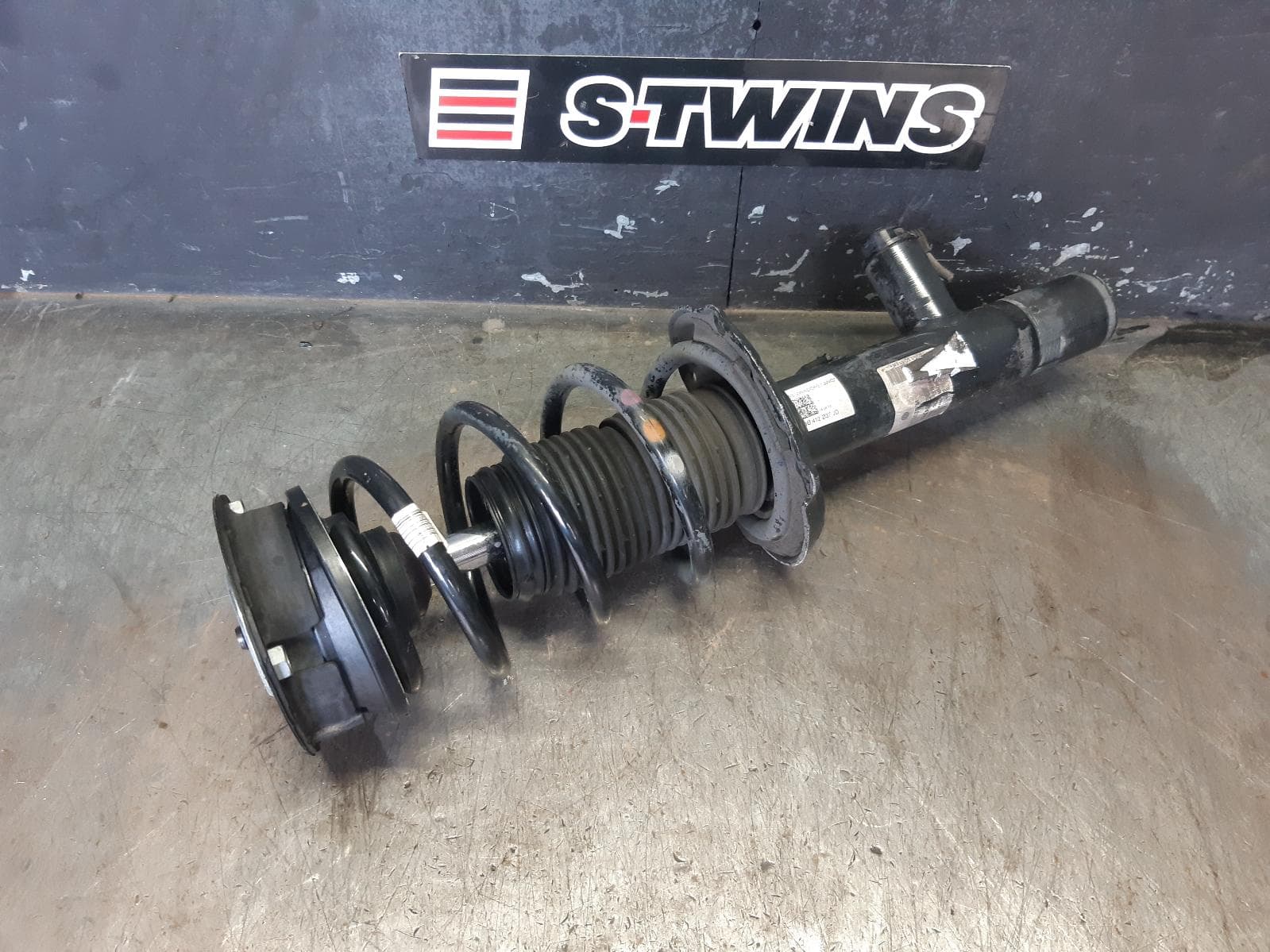 Used auto part listing image: 2014 VOLKSWAGEN GOLF RIGHT FRONT STRUT GEN 7, HATCH/WAGON, GTI/R, ADAPTIVE,TYPE, 11/12-08/20 0000377316