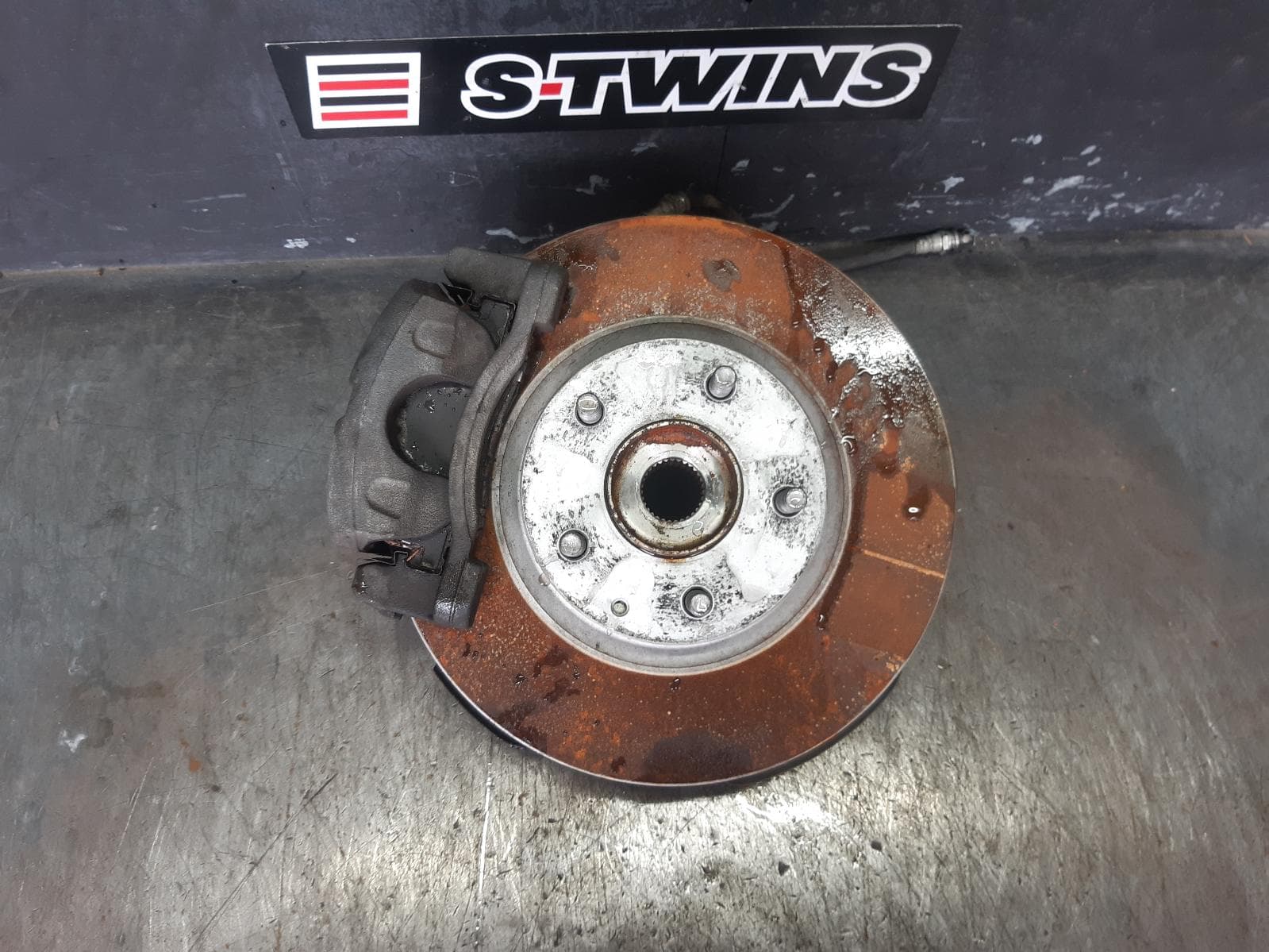 Used auto part listing image: 2016 MAZDA CX5 LEFT FRONT HUB ASSEMBLY 2WD, KE, 02/12-12/16 0000377535