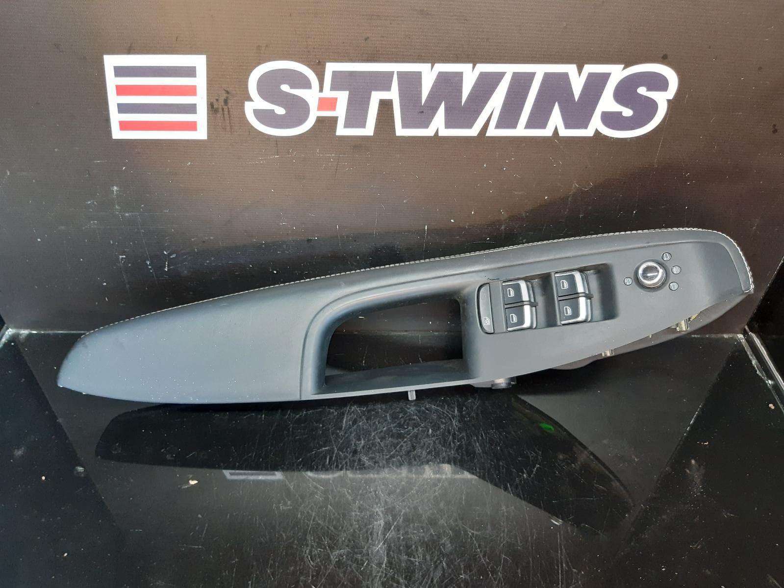 Used auto part listing image: 2015 AUDI Q5 PWR DR WIND SWITCH RH FRONT (MASTER SWITCH), 8R, 06/12-01/17 0000115689
