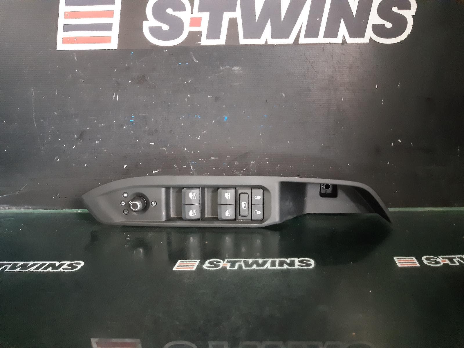 Used auto part listing image: 2022 JEEP COMPASS PWR DR WIND SWITCH M6, RH FRONT (MASTER SWITCH), 10/17- 0000299481