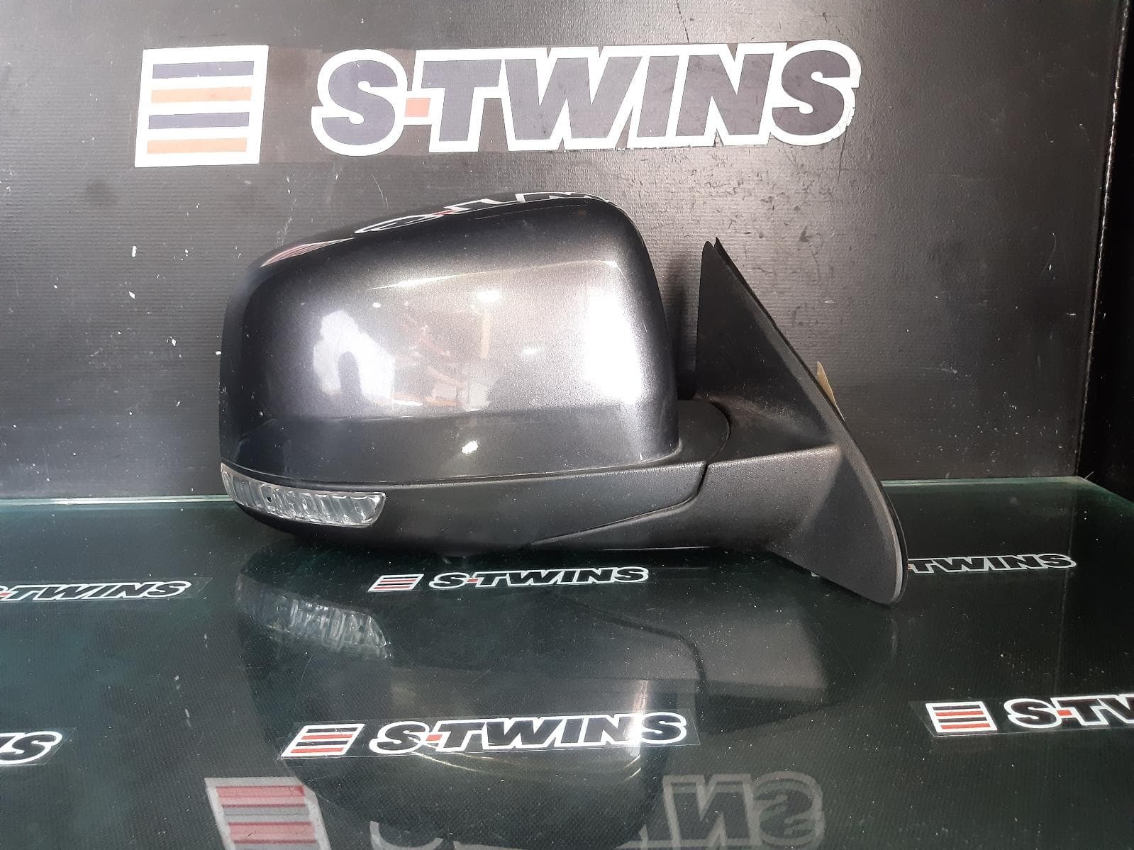 Used auto part listing image: 2015 JEEP GRANDCHEROKEE RIGHT DOOR MIRROR W/ MEMORY, AUTO DIM, BLIND SPOT, PUDDLE, COLOUR CODED, WK, 04/13-12/16 0000208502
