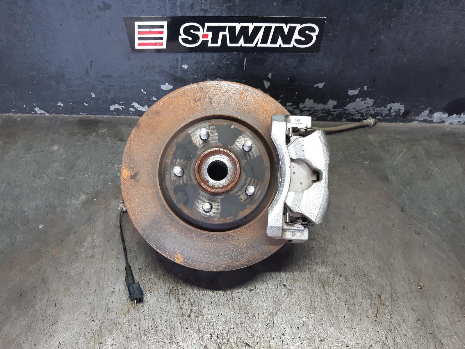 Used auto part listing image: 2023 NISSAN XTRAIL RIGHT FRONT HUB ASSEMBLY PETROL, 2.5, 4WD TYPE, T33, 08/22- 0000314470