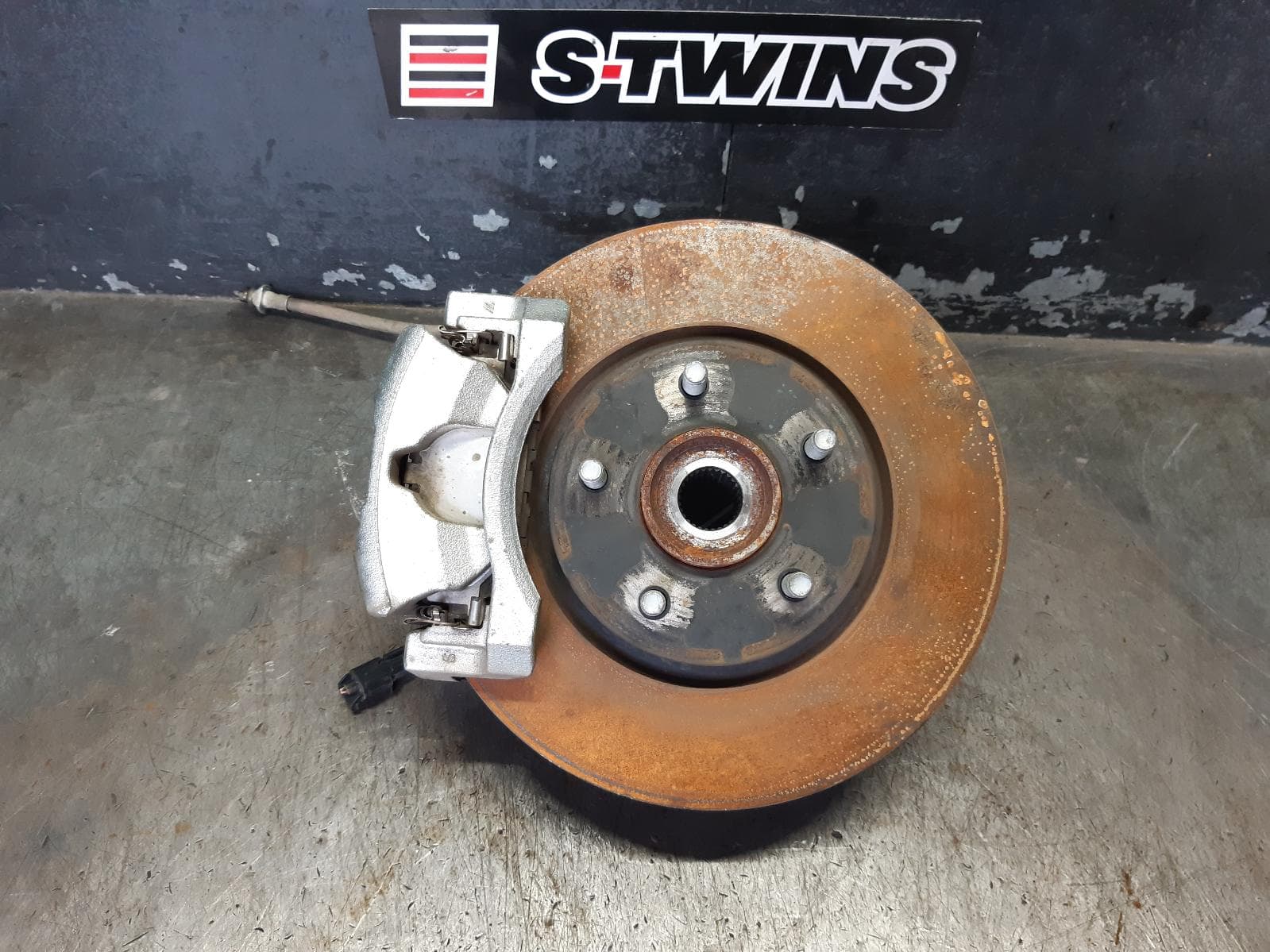 Used auto part listing image: 2023 NISSAN XTRAIL LEFT FRONT HUB ASSEMBLY PETROL, 2.5, 4WD TYPE, T33, 08/22- 0000314461