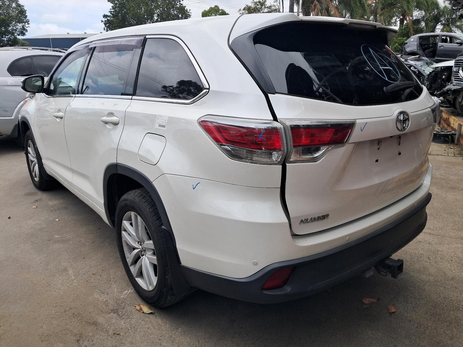 Featured wrecking vehicle: 2015 TOYOTA KLUGER (stock 10240)