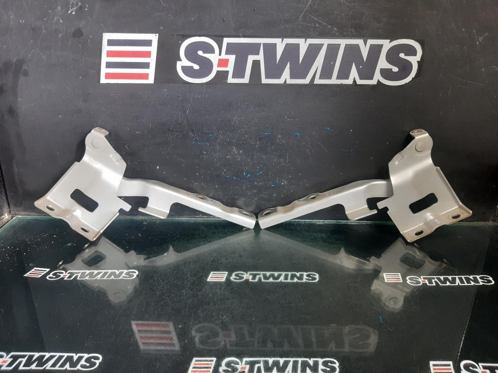 Used auto part listing image: 2014 HYUNDAI IX35 BONNET HINGE STRUT HINGES (PAIR), LM SERIES, 11/09-01/16 0000372462