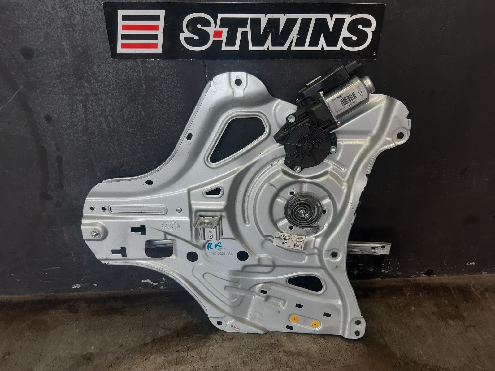 Used auto part listing image: 2014 HYUNDAI IX35 RIGHT FRONT WINDOW REG MOTOR DOOR REG ASSY (REG AND MOTOR), LM SERIES, 11/09-01/16 0000372400